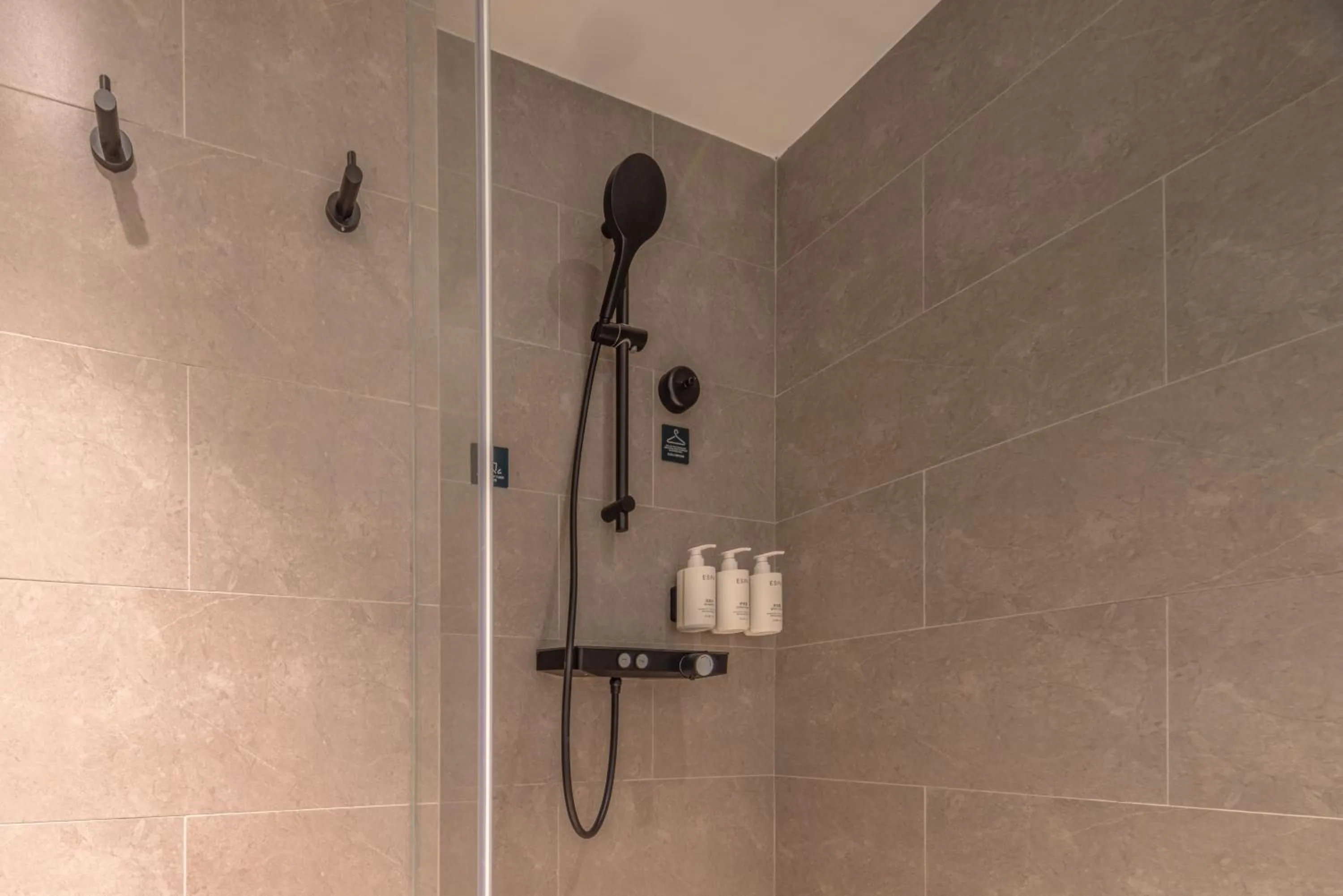 Shower in Atour Hotel Hangzhou Xiaoshan Airport Airport Town