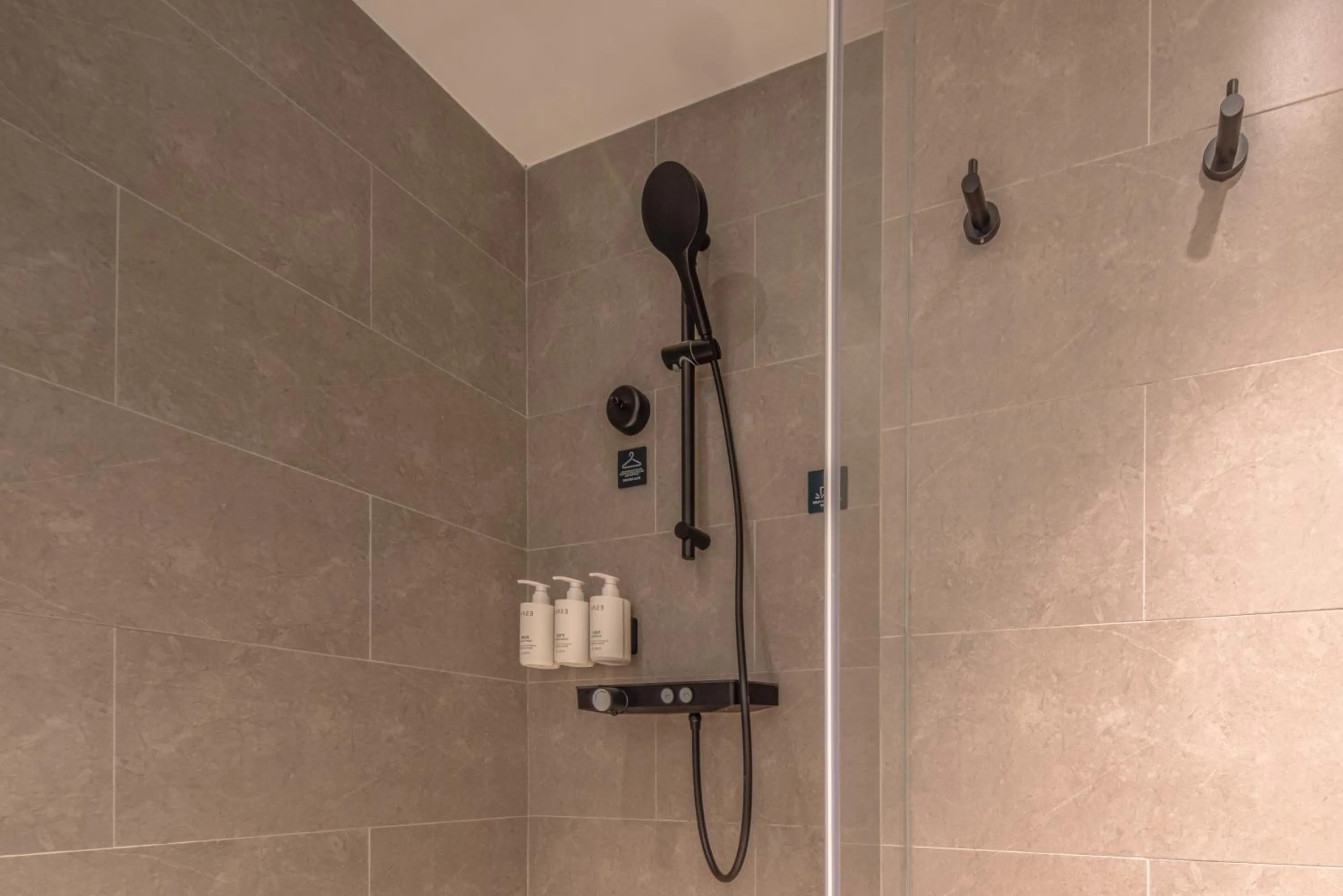 Shower in Atour Hotel Hangzhou Xiaoshan Airport Airport Town