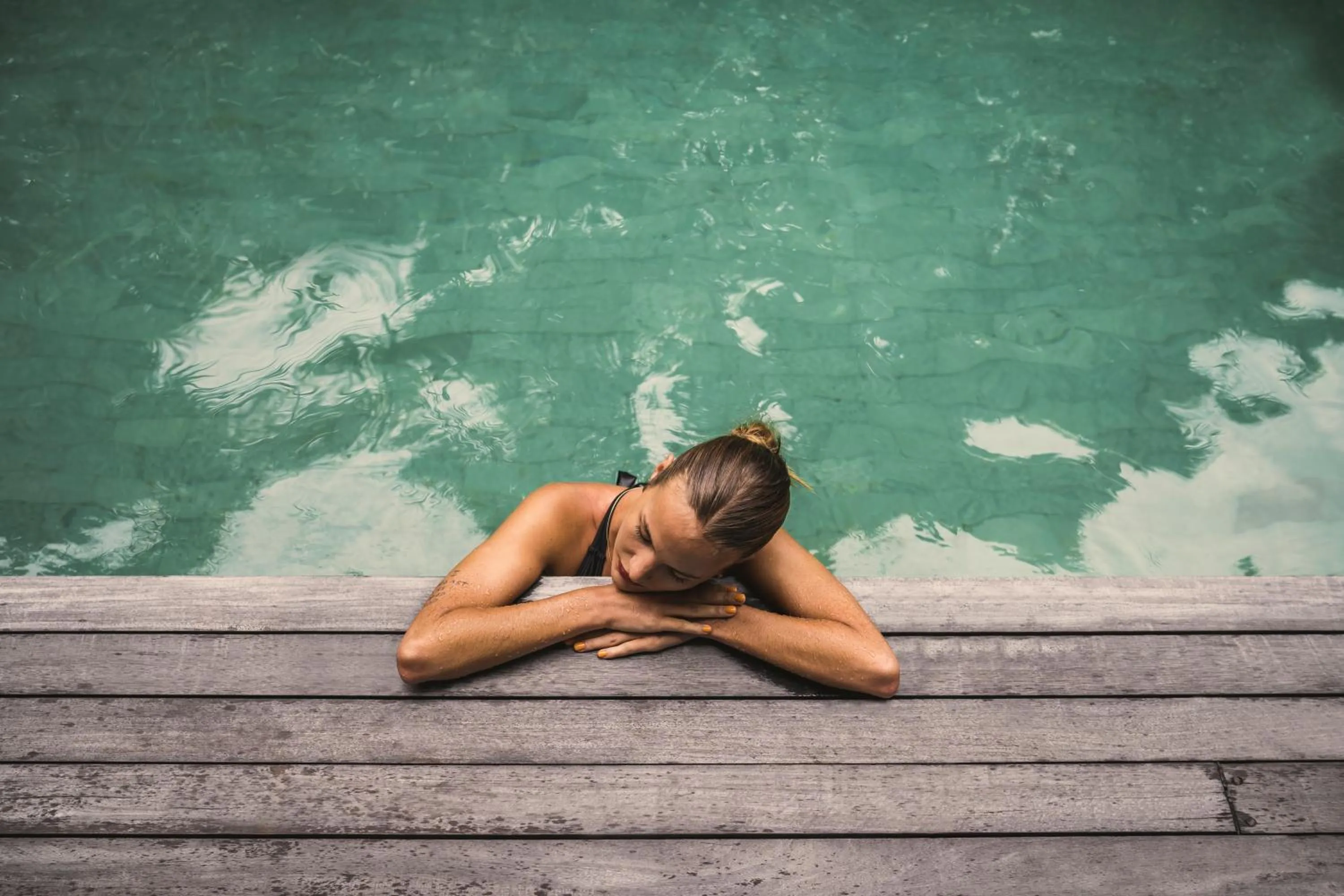 Swimming pool in iSuite by Ekosistem