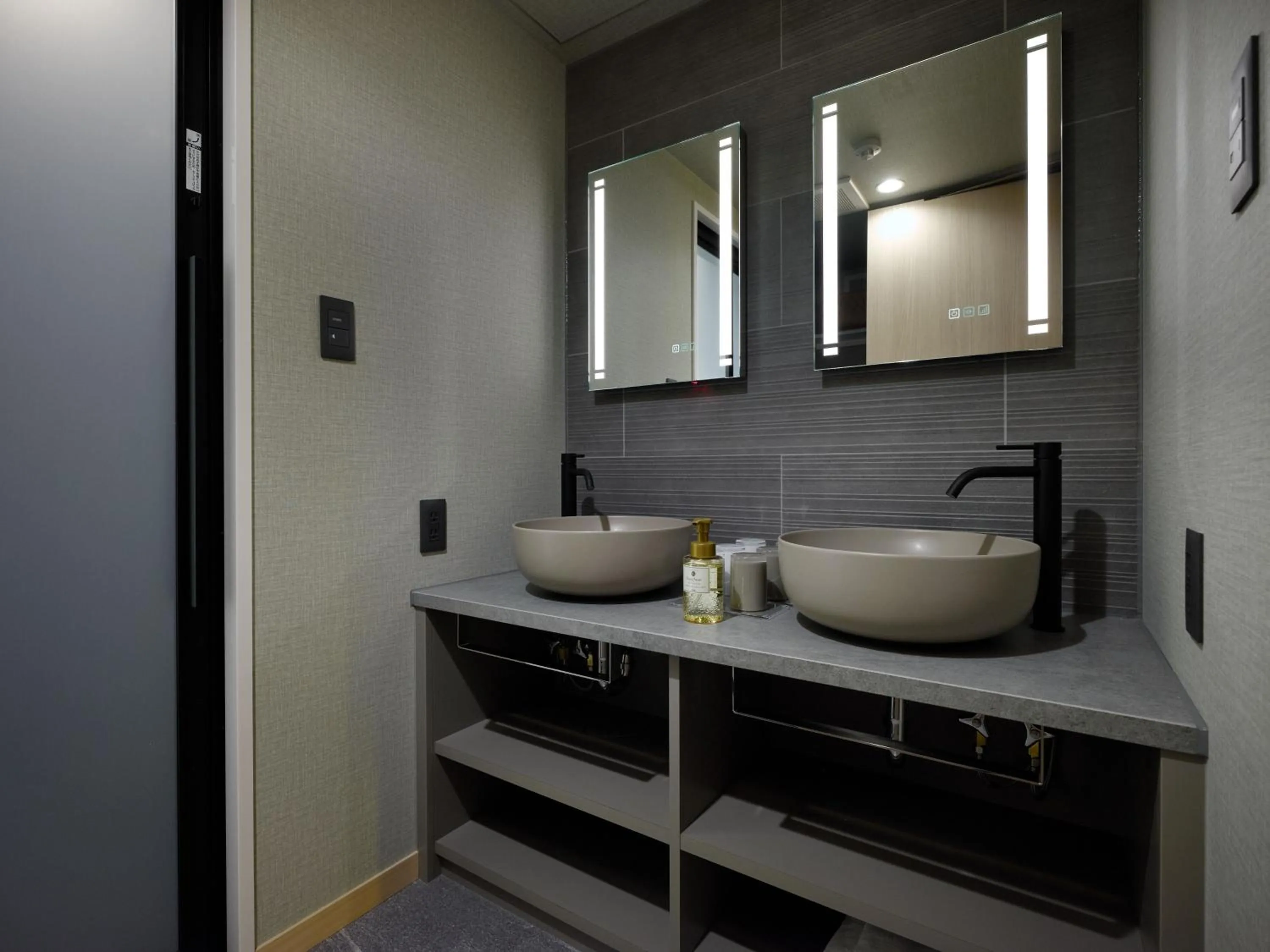 Premium Apart MONday KYOTO GOJO