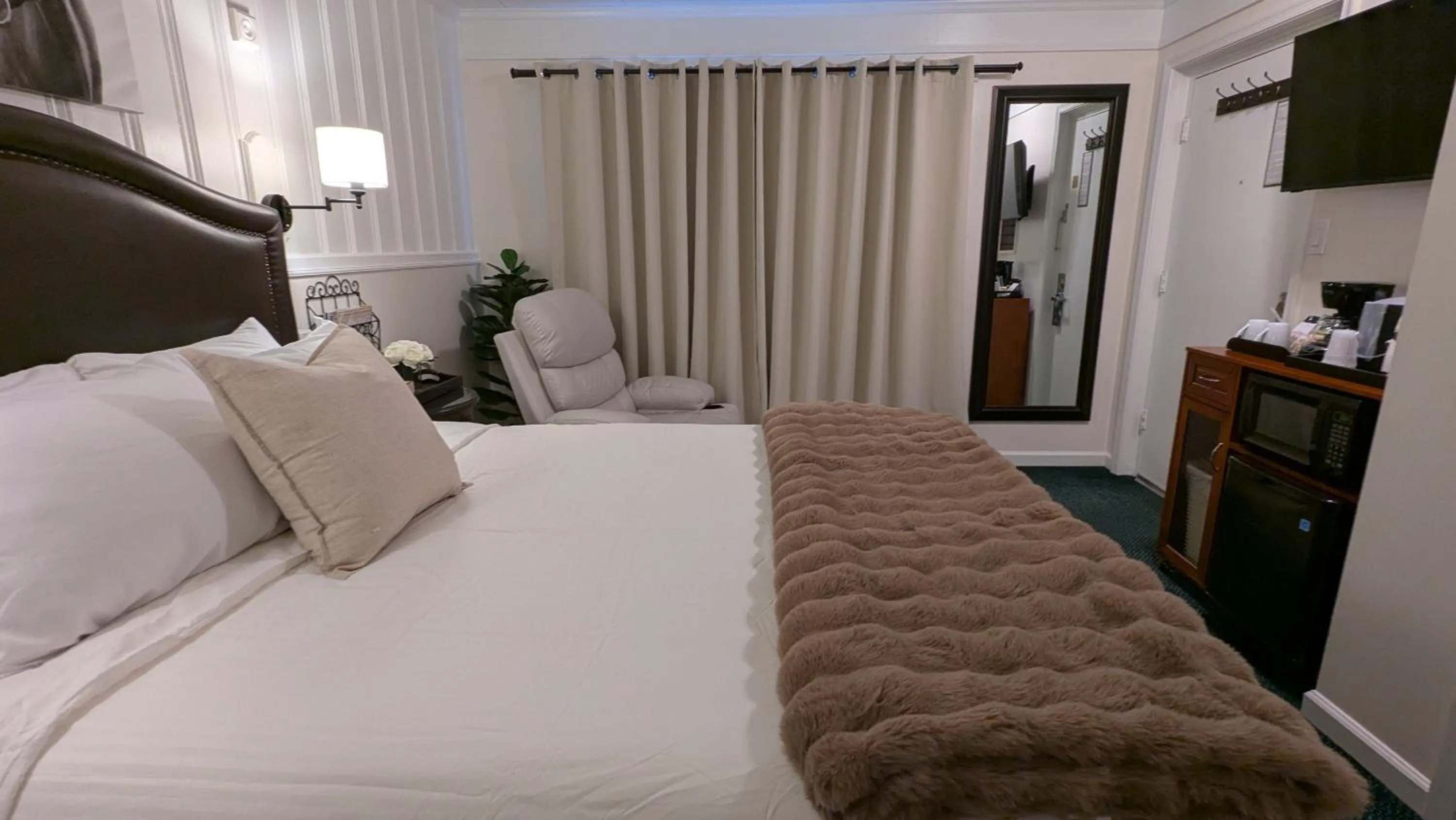 Bed in Amherst Inn - Virginia