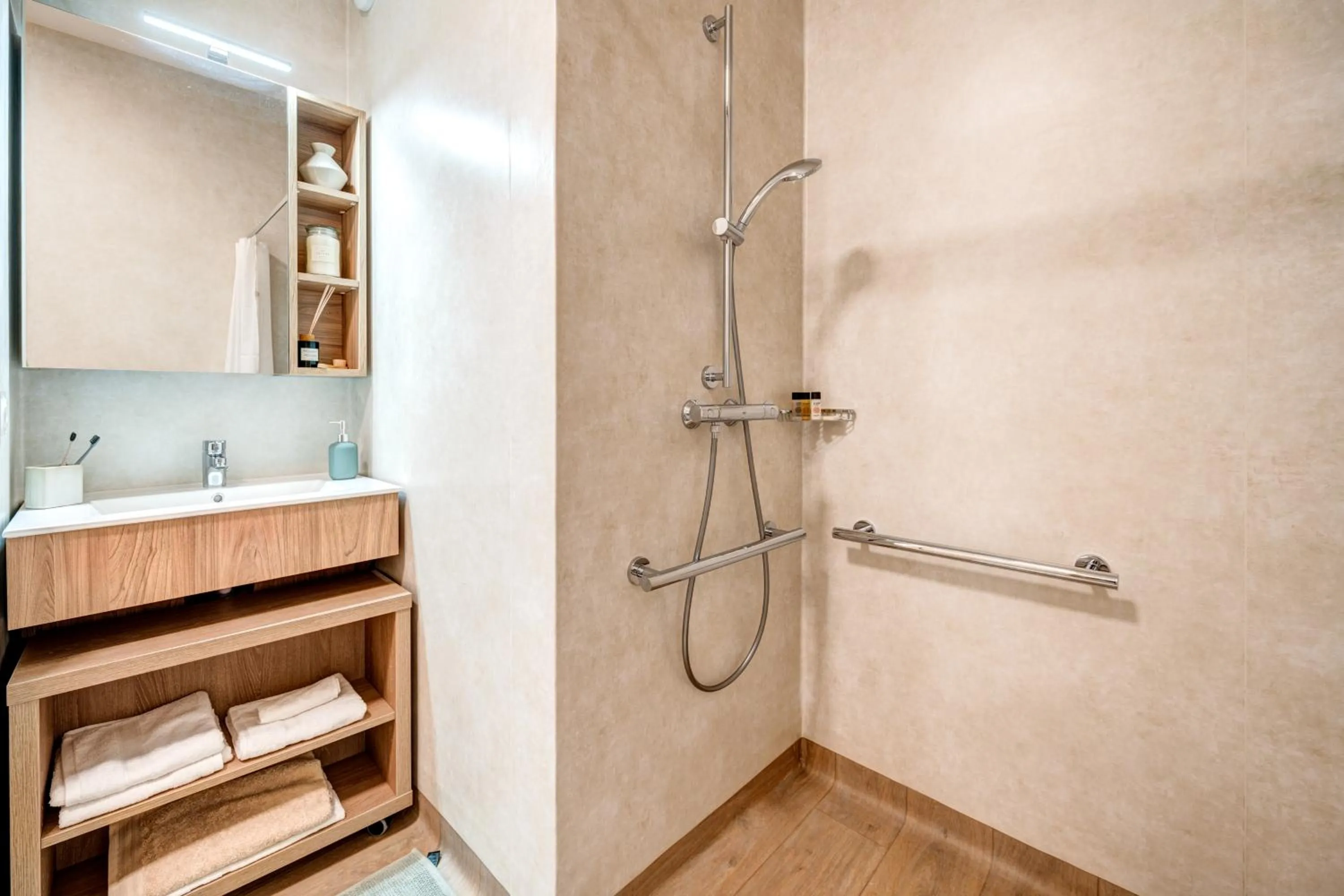 Shower in Zenao Appart'hôtels Saint-Maur-des-Fossés