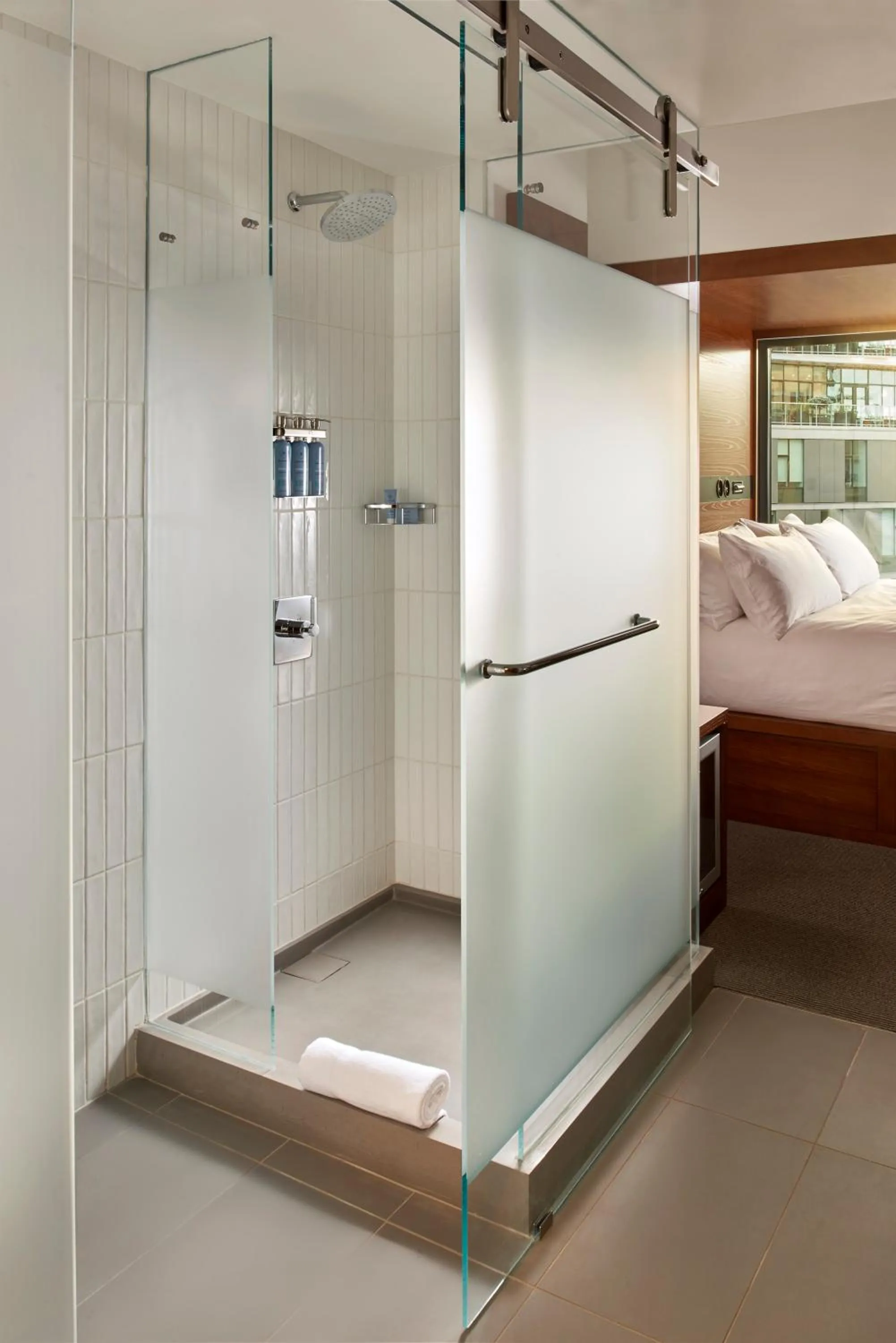 Shower, Bed in Arlo SoHo