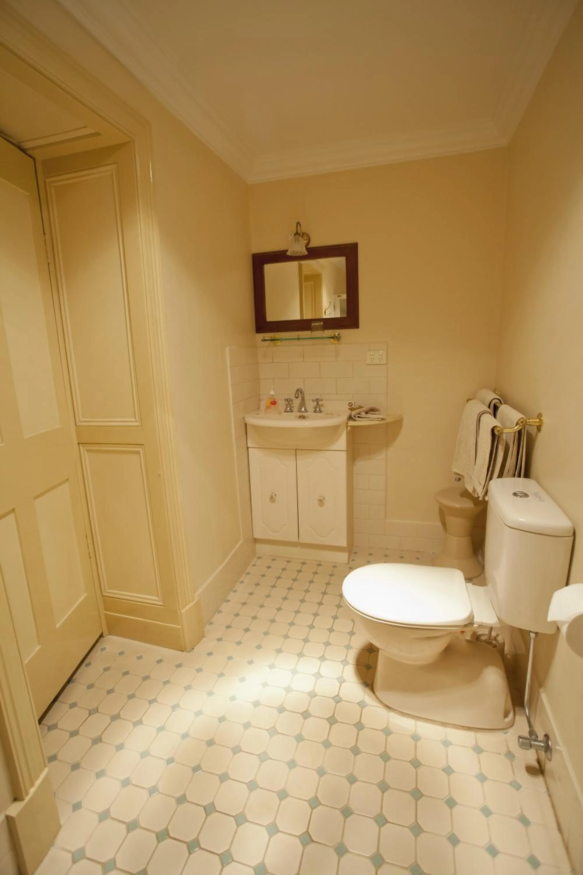 Toilet in Robe House Heritage Accommodation