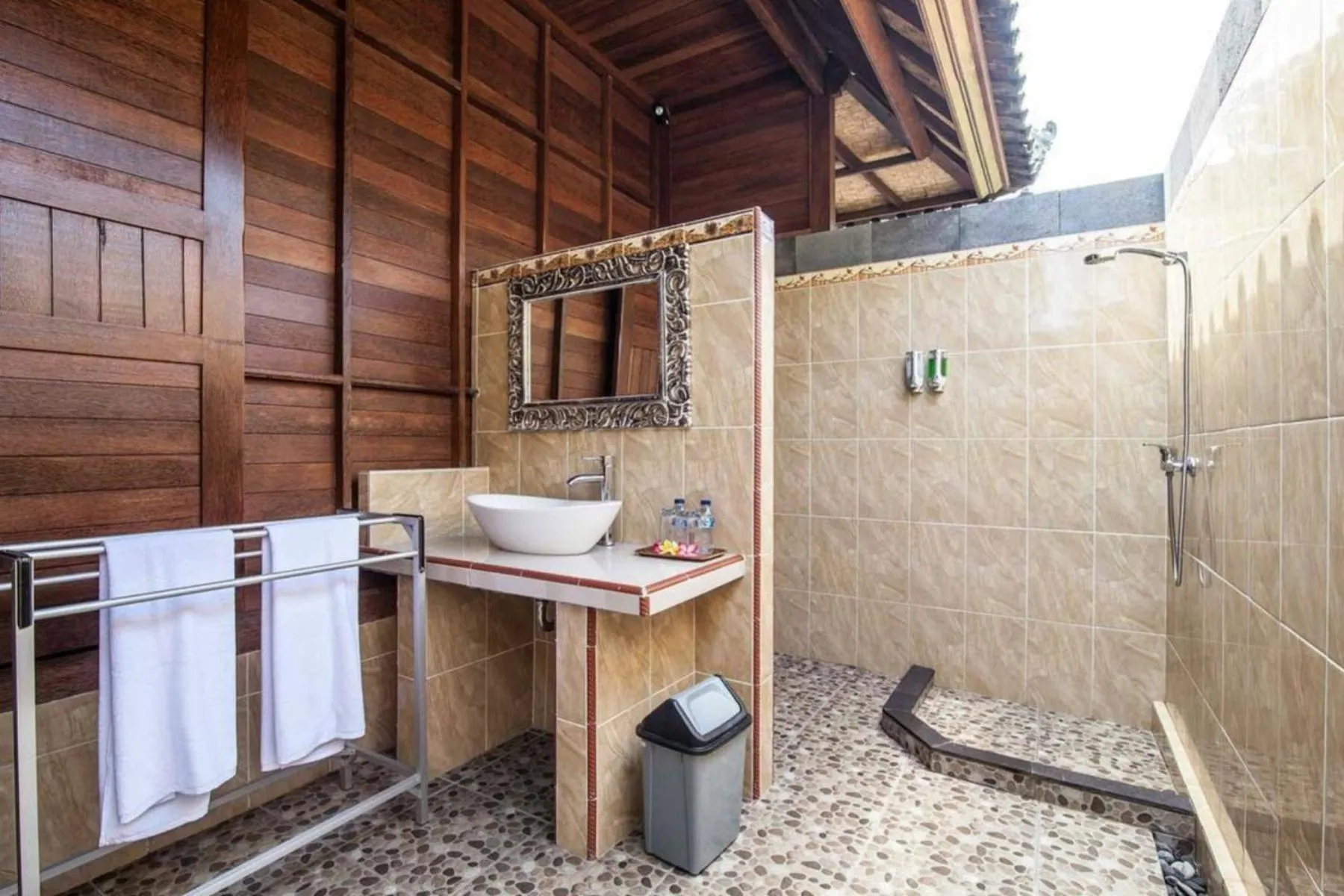 Shower in Garden Cottage Lembongan & Hostel