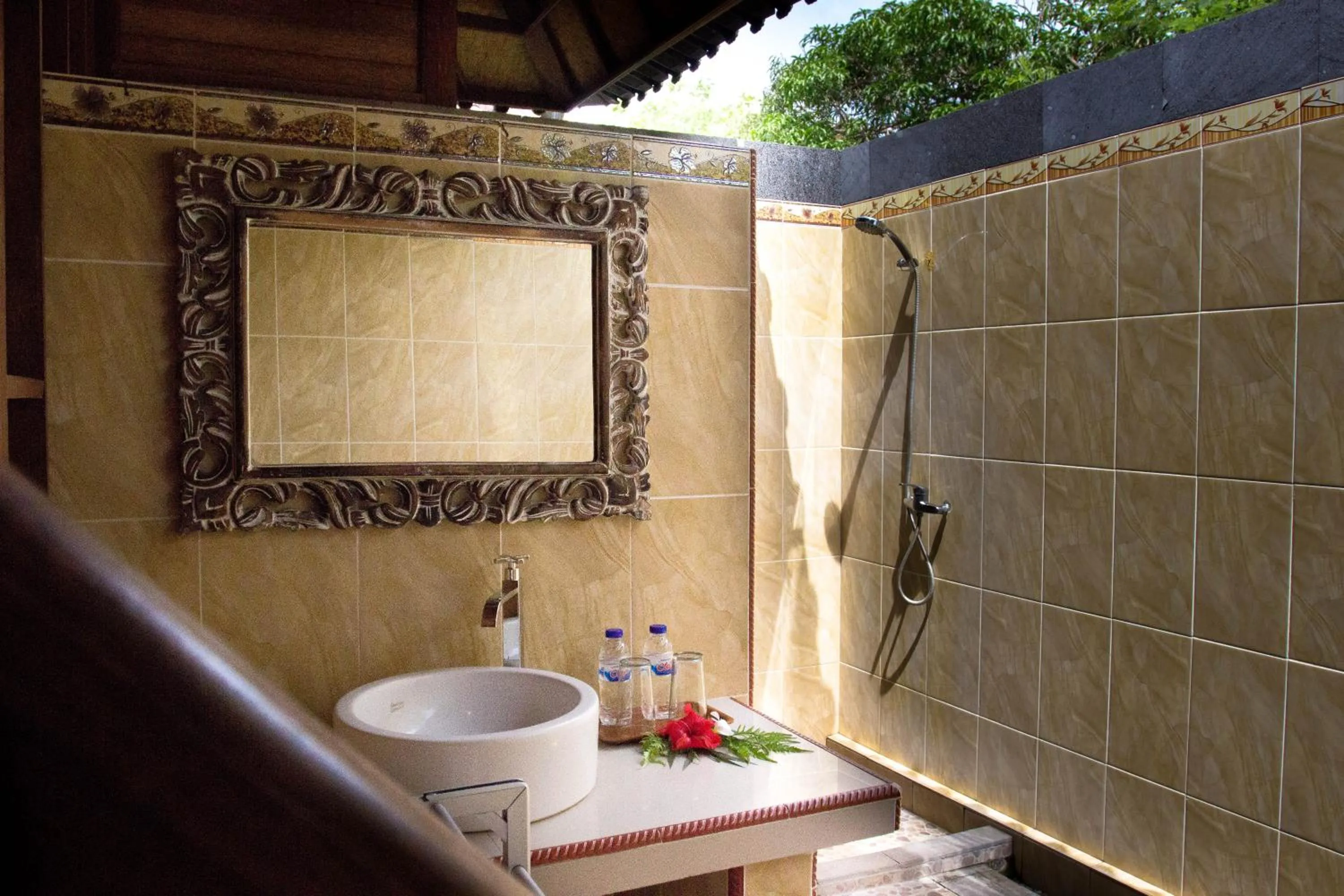 Shower in Garden Cottage Lembongan & Hostel