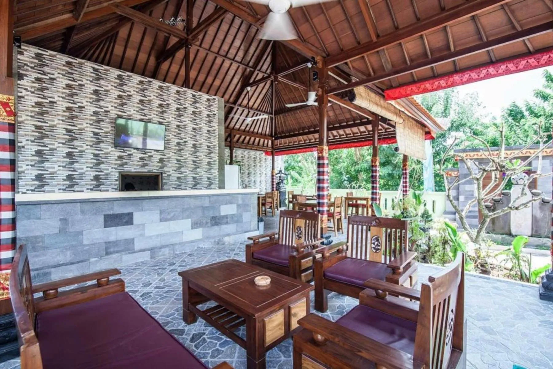 Patio in Garden Cottage Lembongan & Hostel