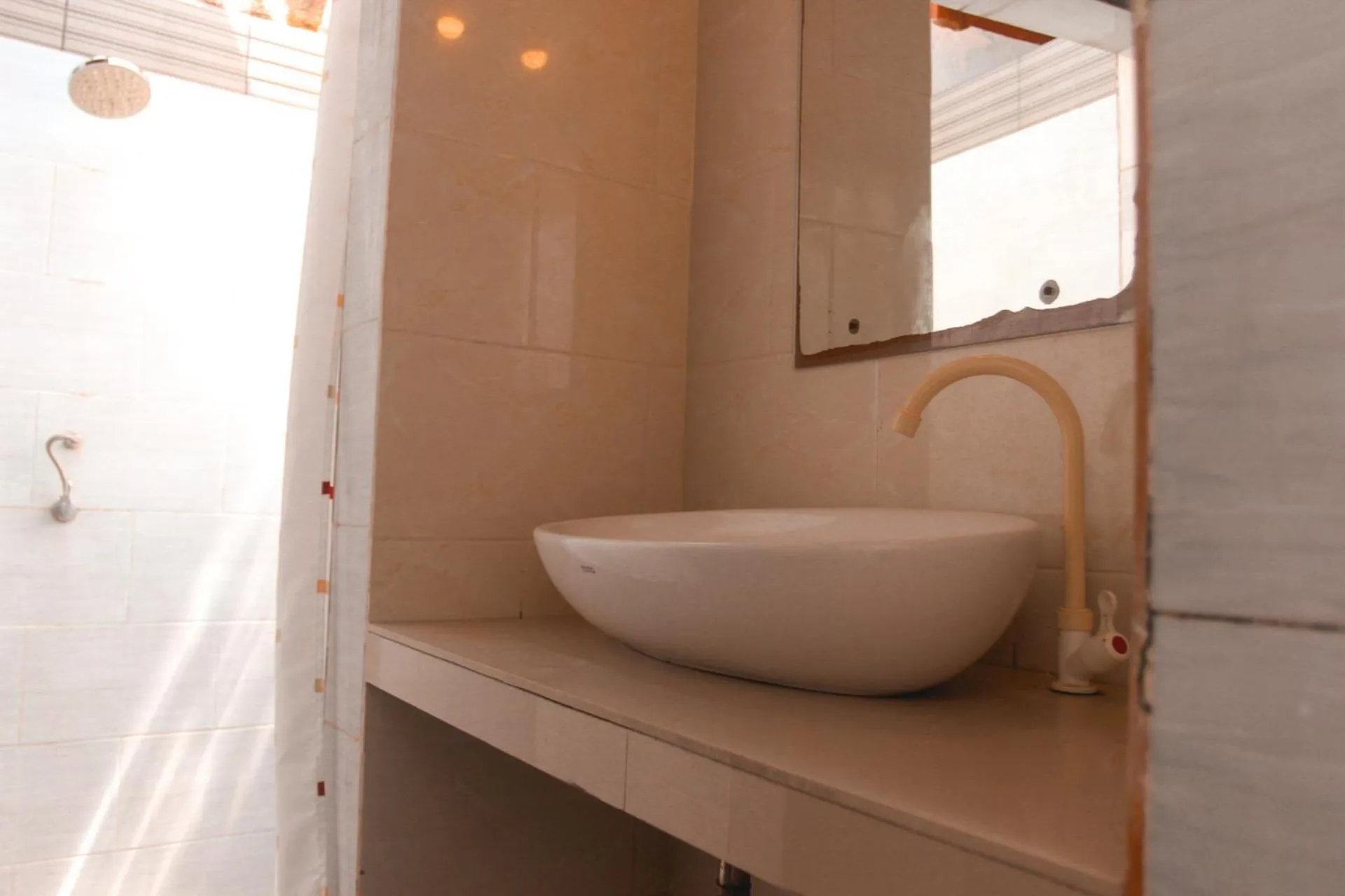 Shower in Garden Cottage Lembongan & Hostel