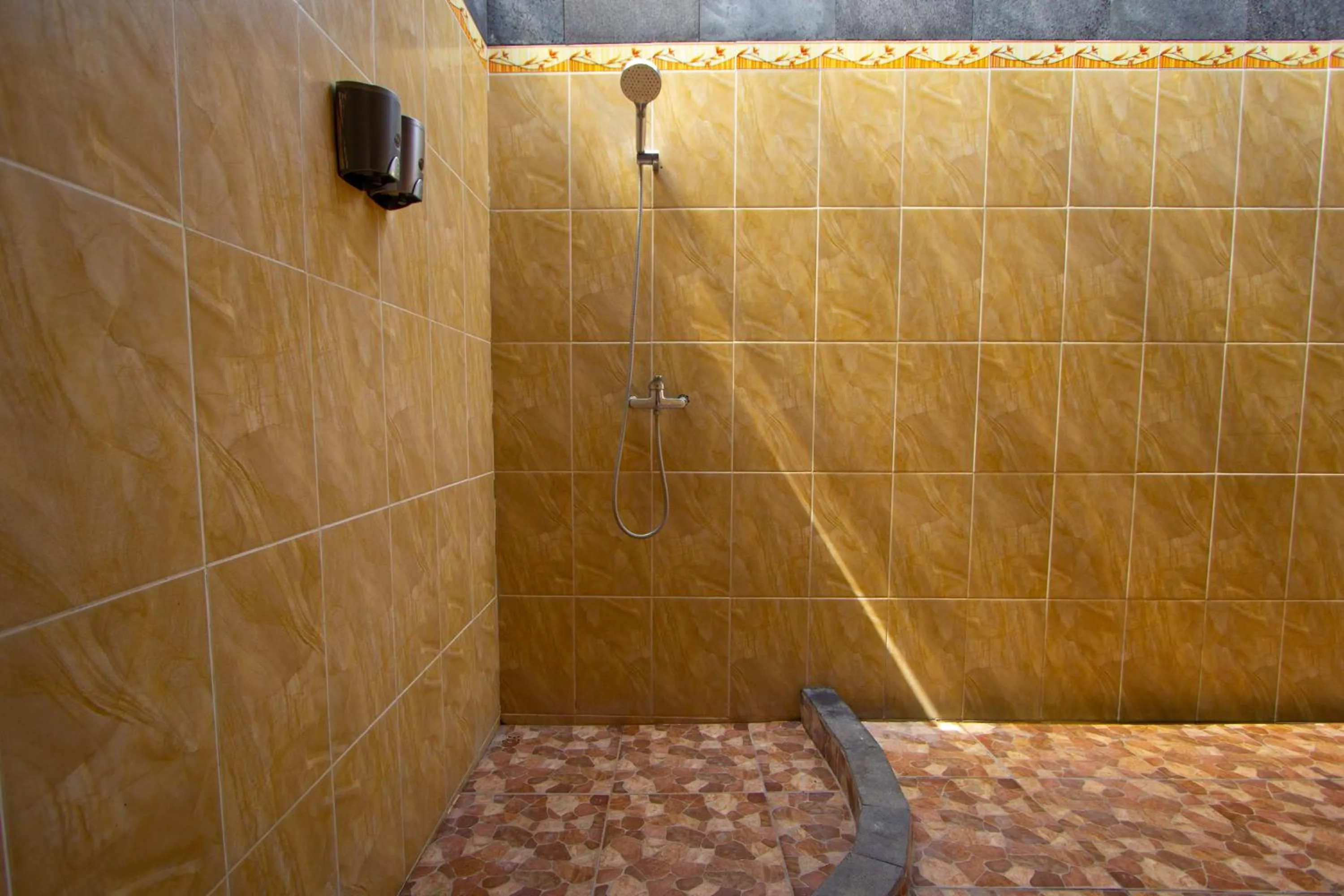 Shower in Garden Cottage Lembongan & Hostel