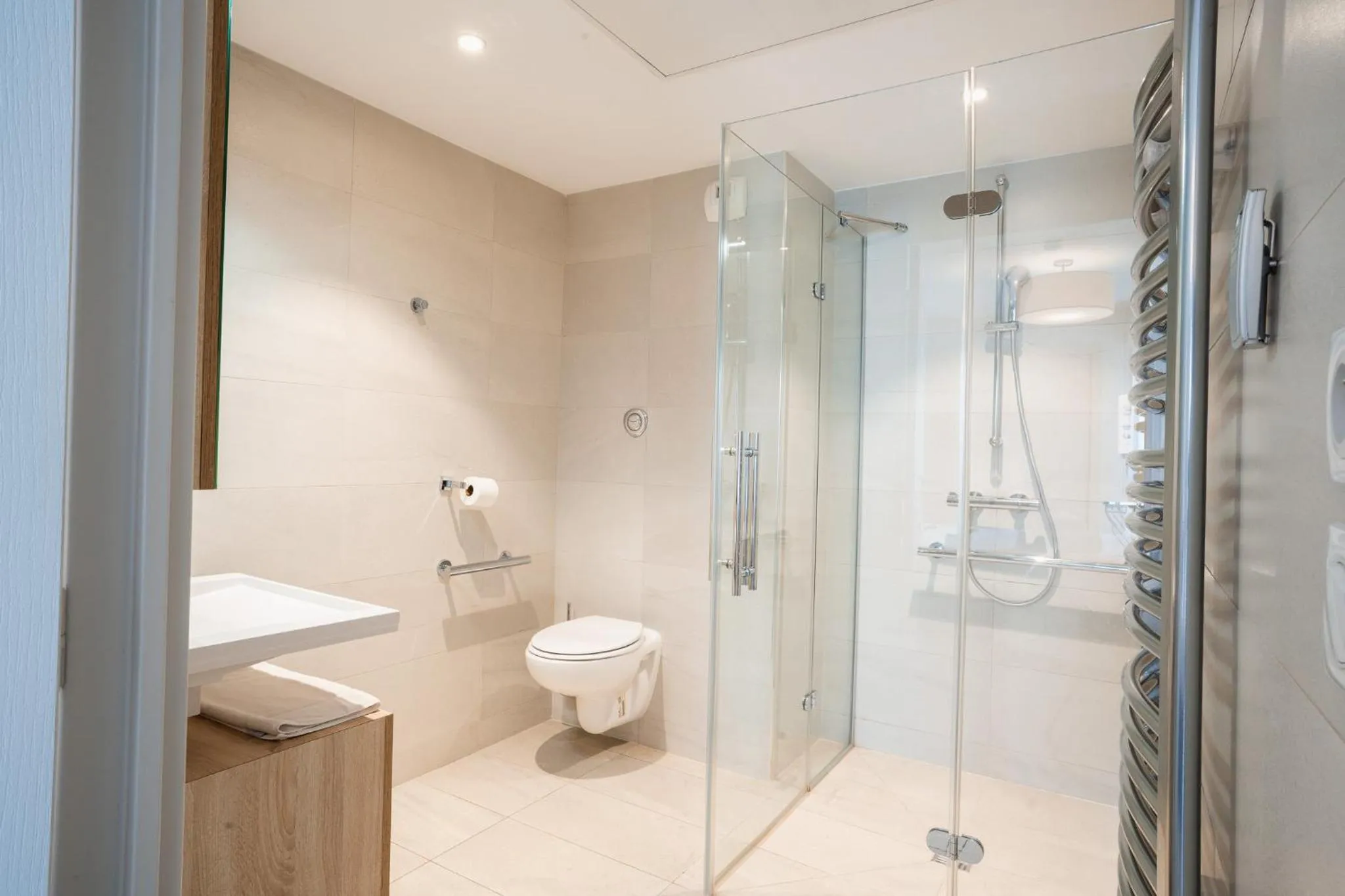 Shower in Zenitude Quality Aparthotel Nice