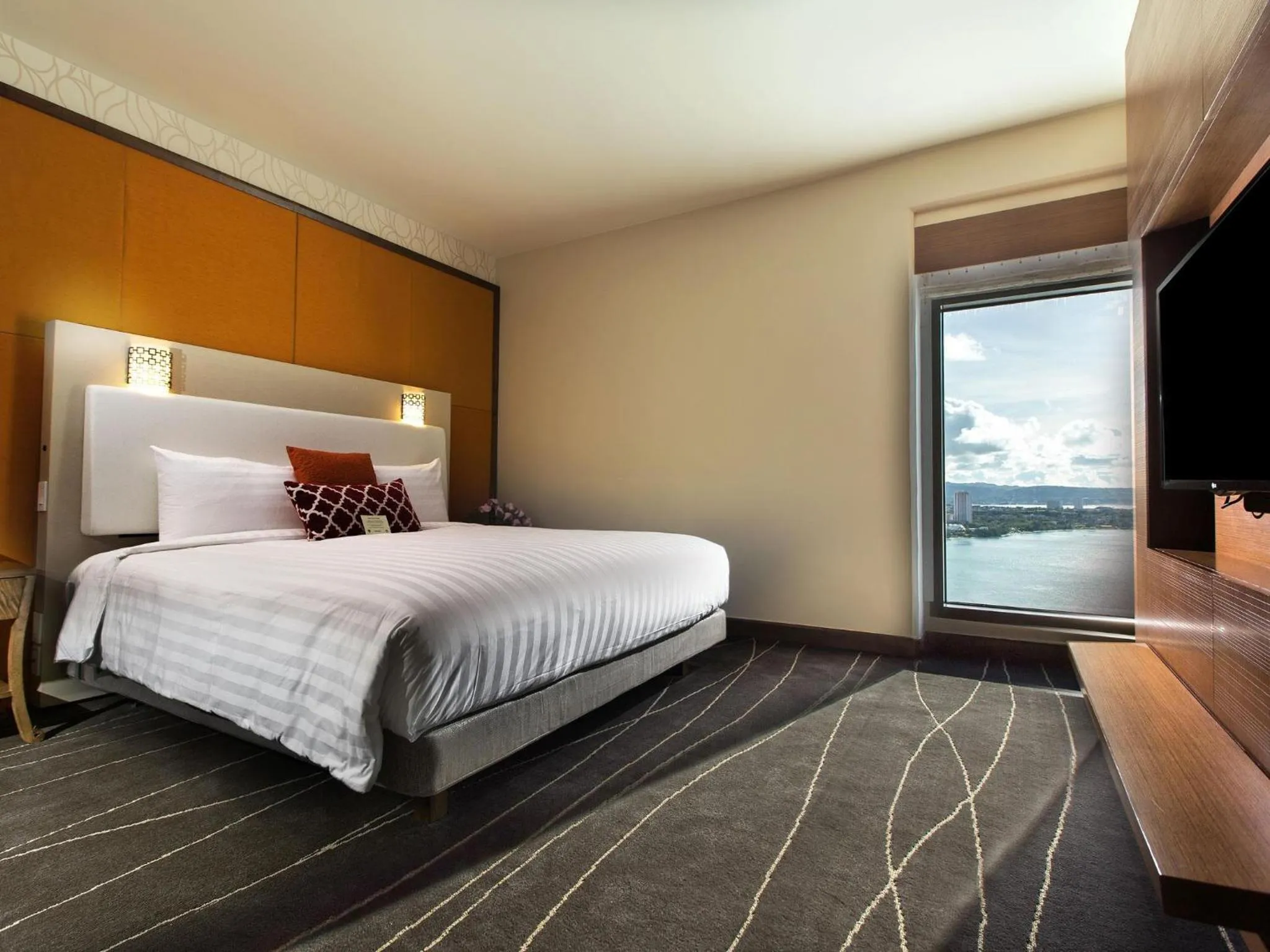 Bedroom, Bed in Dusit Thani Guam Resort