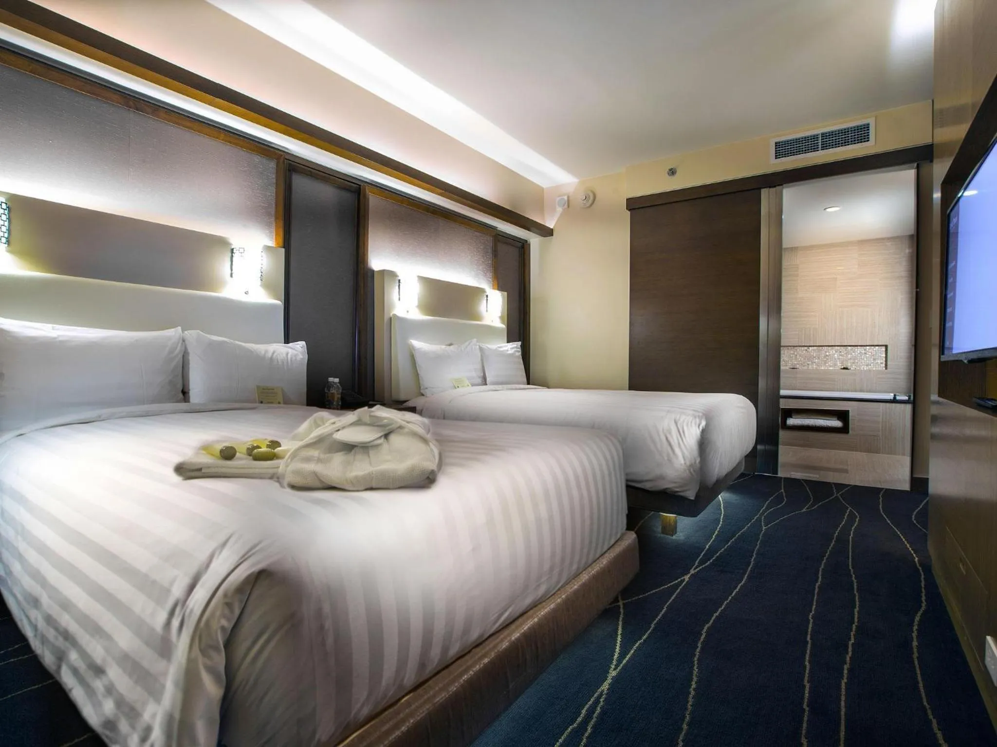 Bedroom, Bed in Dusit Thani Guam Resort