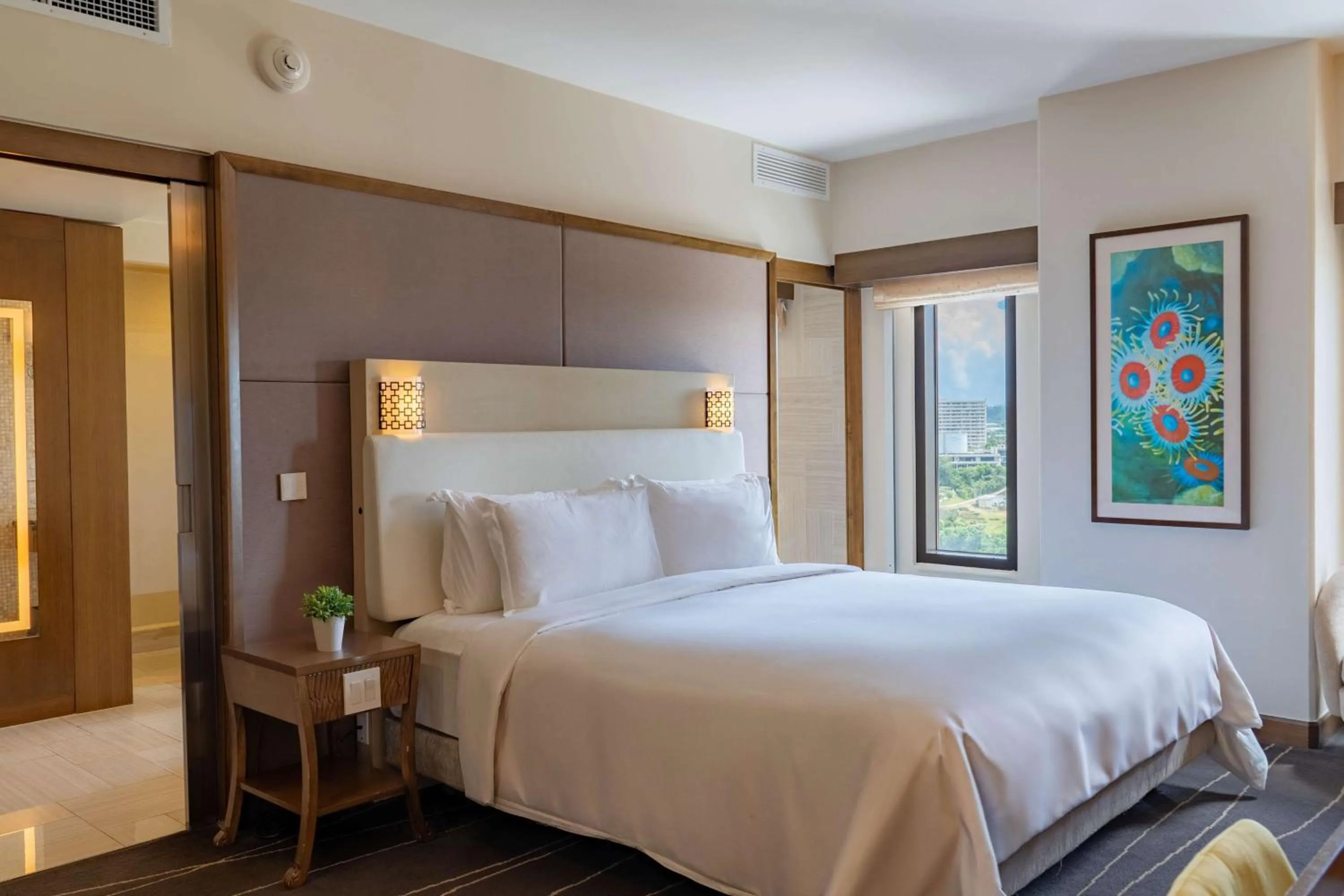 Bedroom, Bed in Dusit Thani Guam Resort