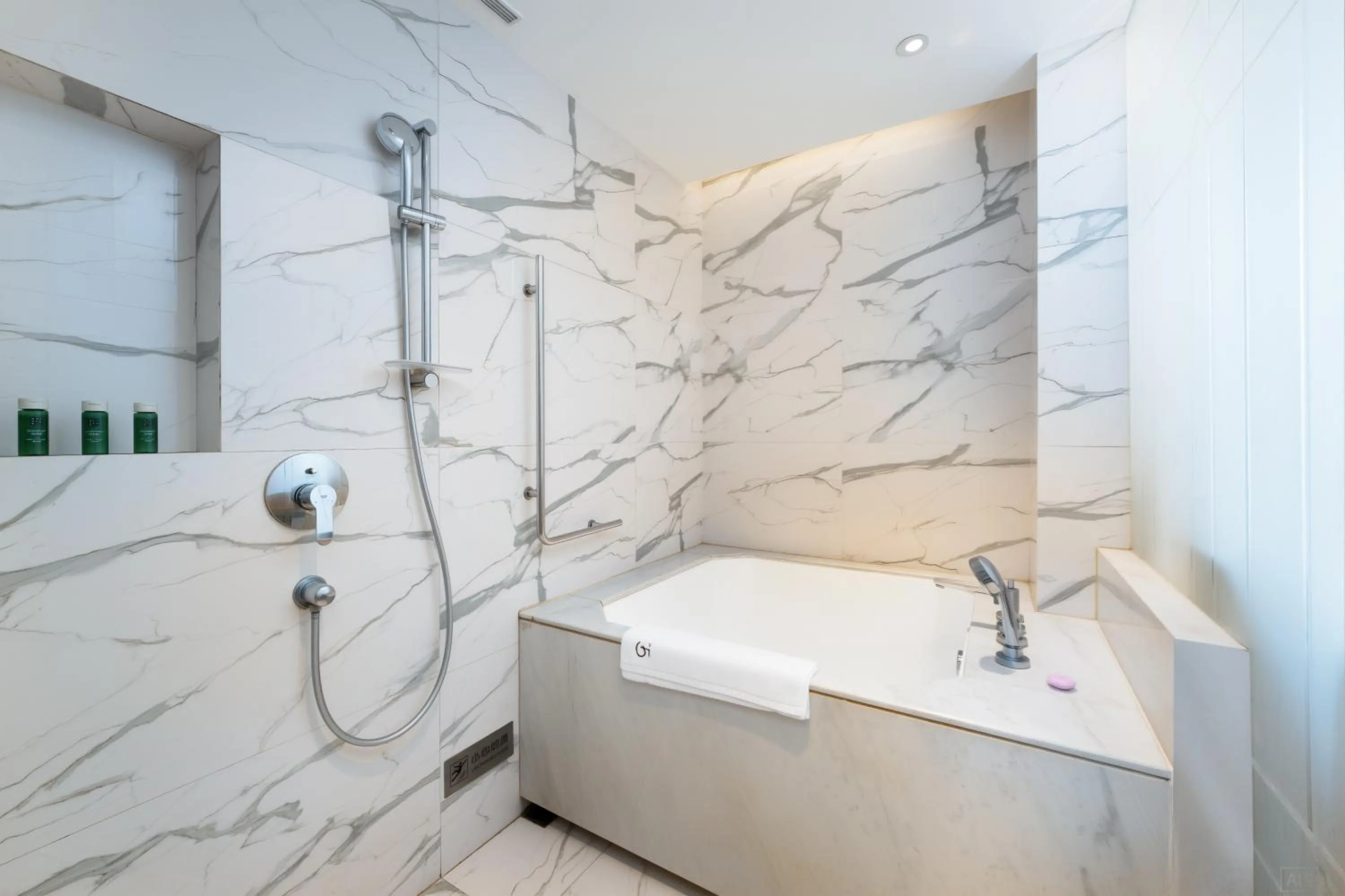 Shower in 广州岭南五号酒店 LN Hotel Five