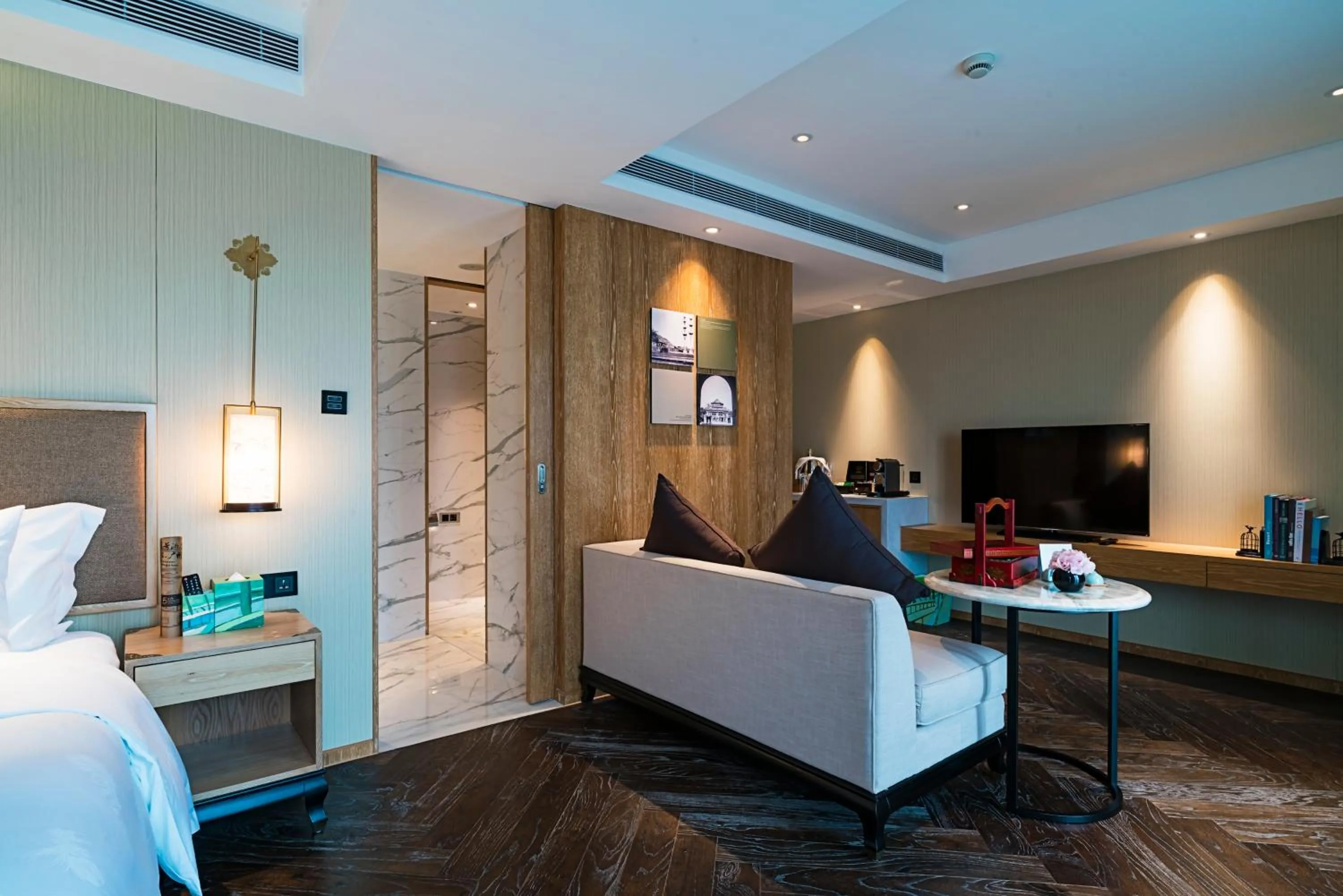 TV and multimedia, Bed in 广州岭南五号酒店 LN Hotel Five