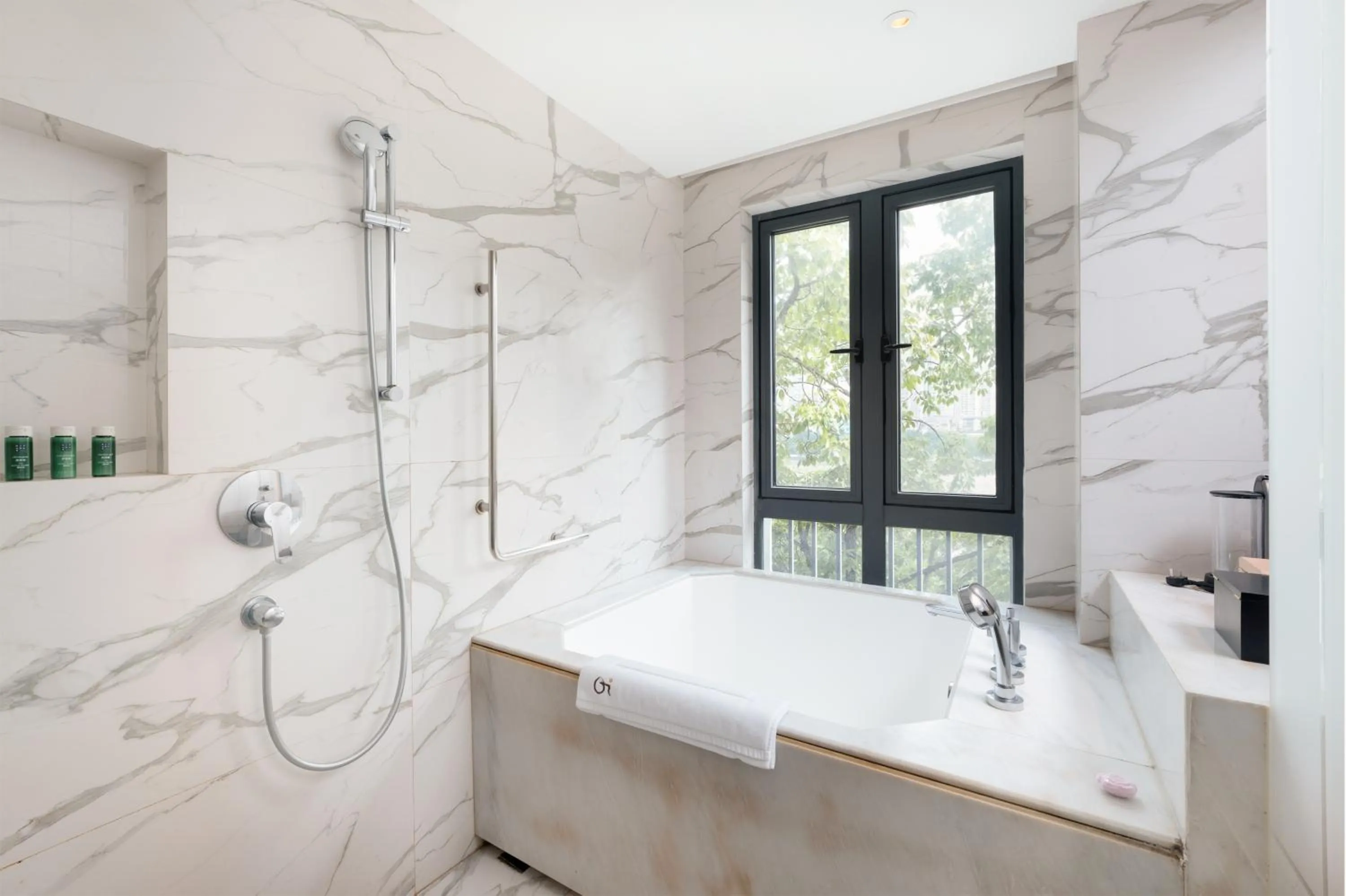 Shower in 广州岭南五号酒店 LN Hotel Five