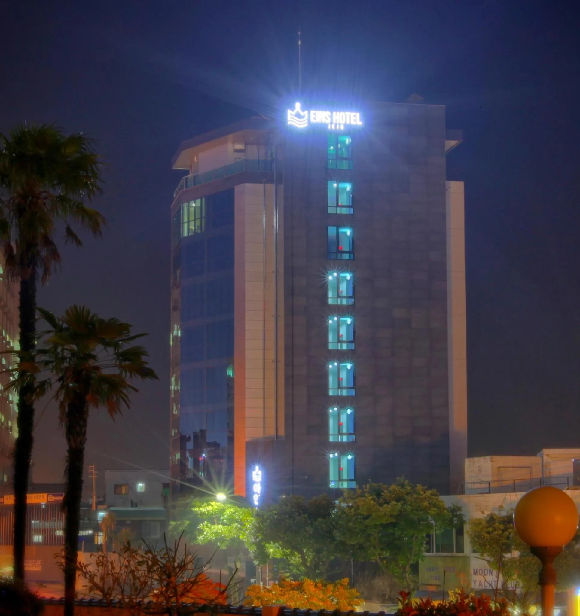 Facade/entrance in Eins Hotel