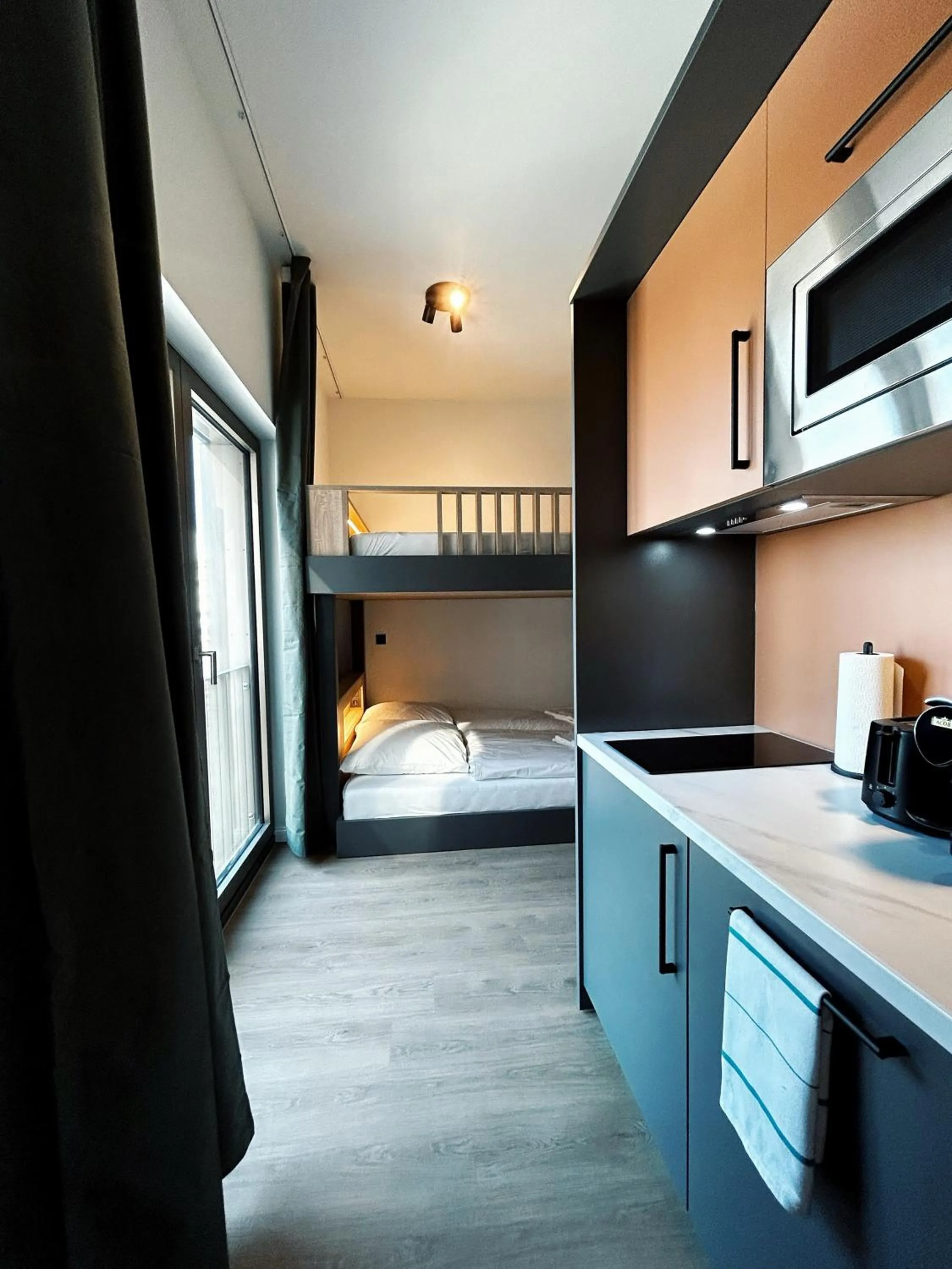 Kitchen or kitchenette, Bed in Homaris Apartments Winterhude