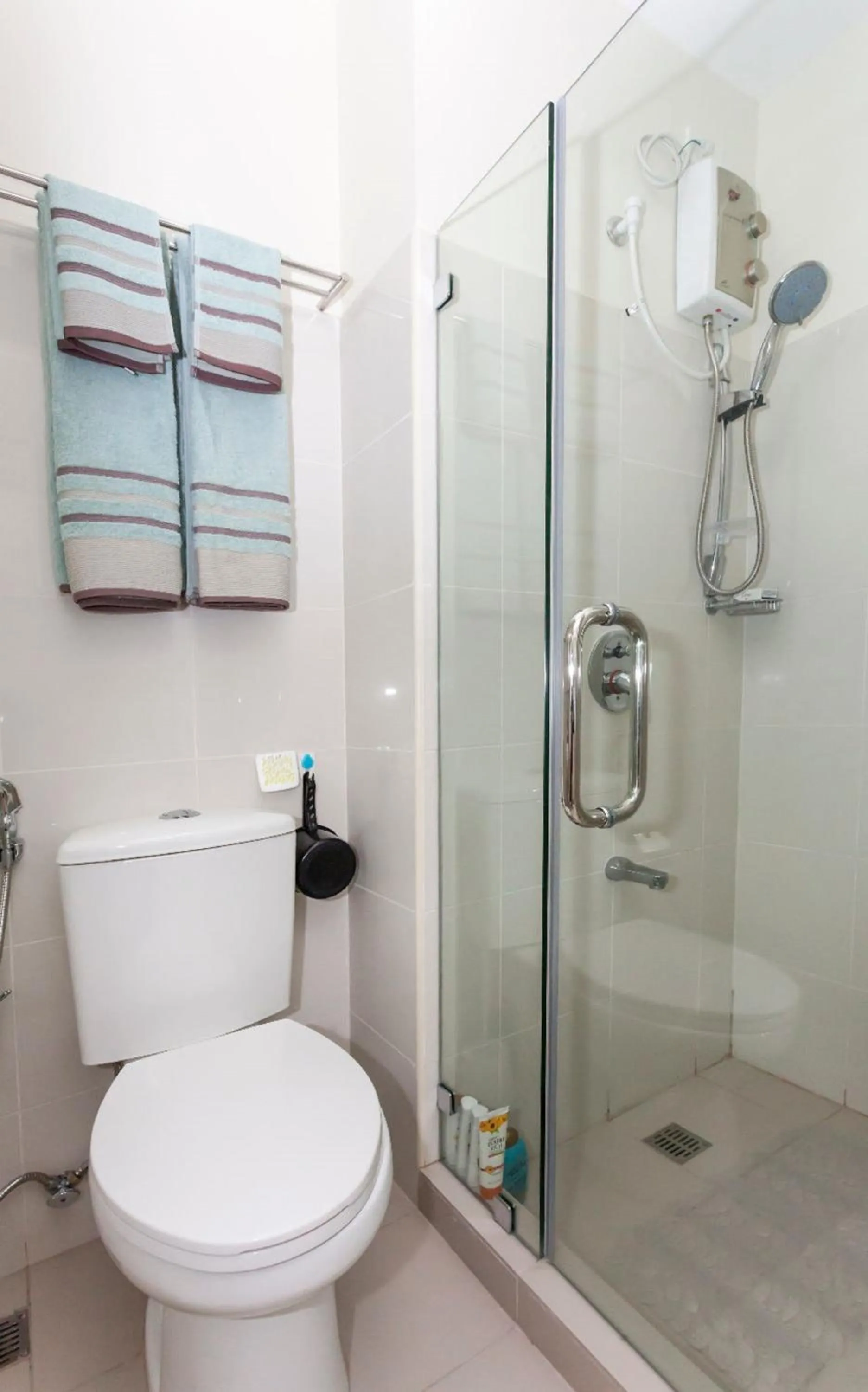 Bathroom in Blowing in the Wind - Lake View Apartments