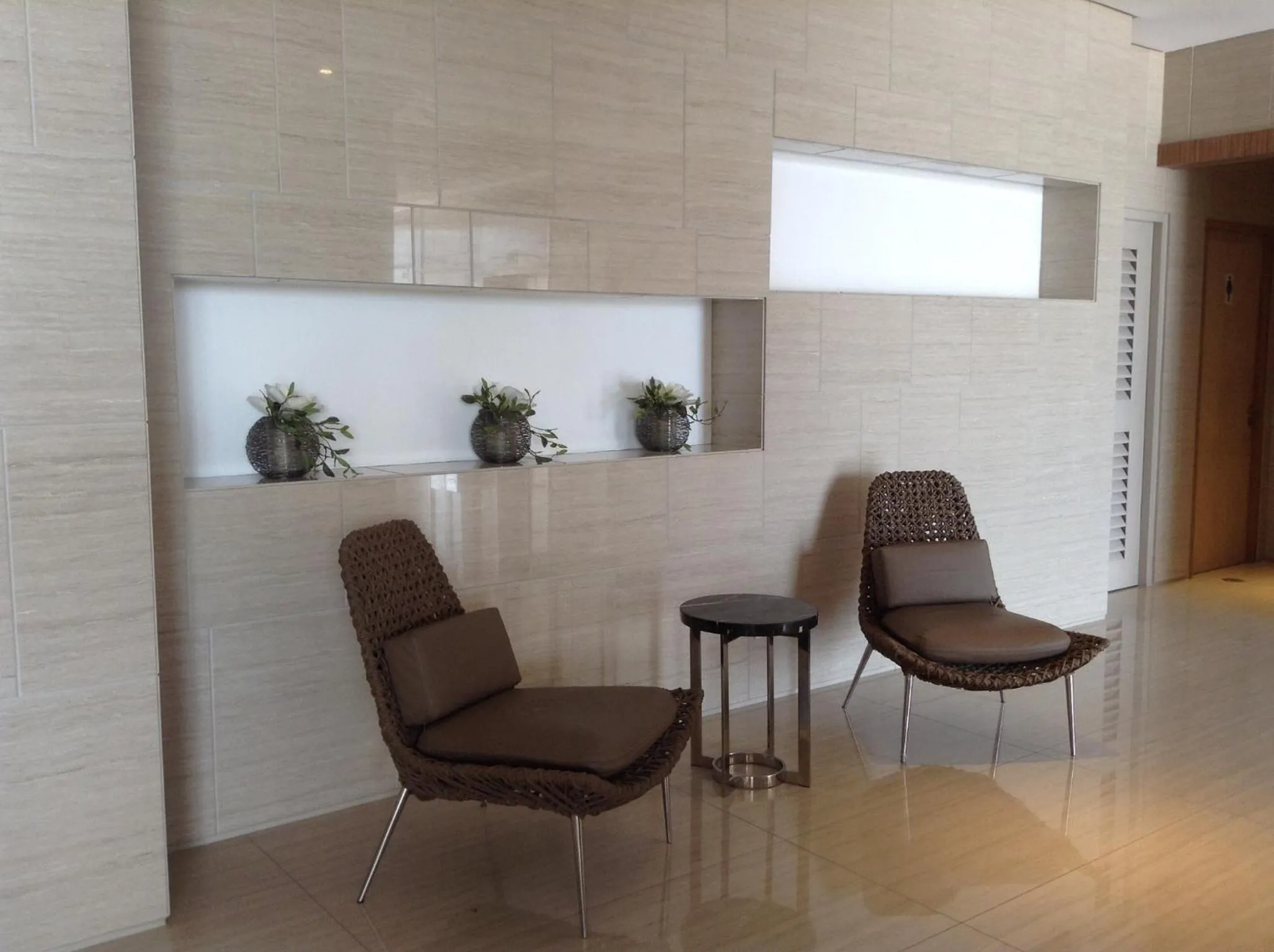 Seating area in Blowing in the Wind - Lake View Apartments