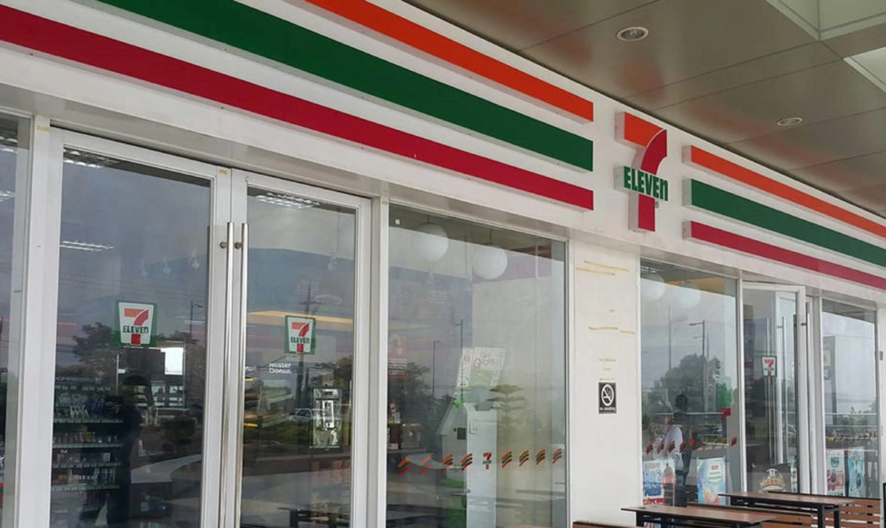 On-site shops in Blowing in the Wind - Lake View Apartments