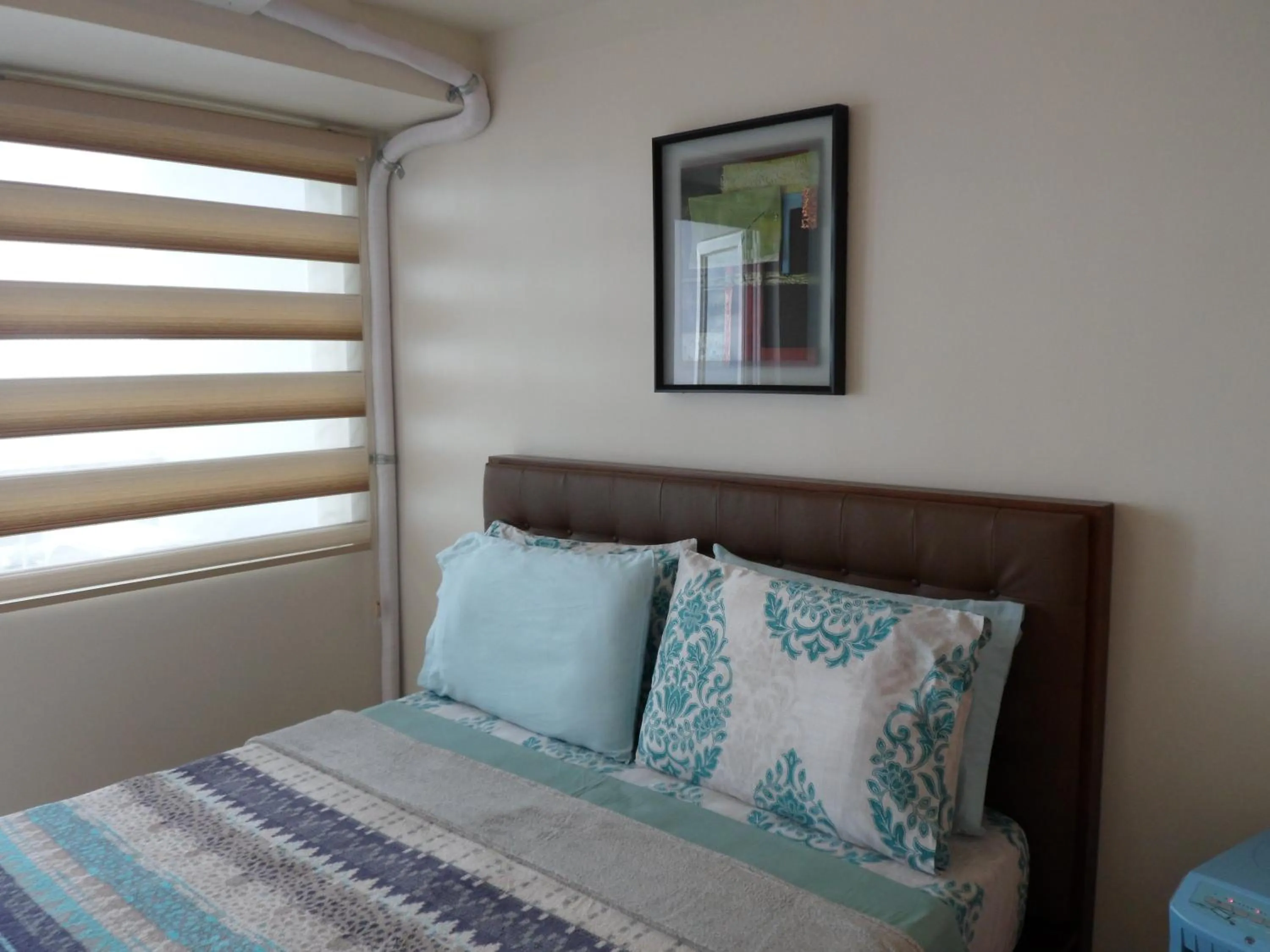 Decorative detail, Bed in Blowing in the Wind - Lake View Apartments