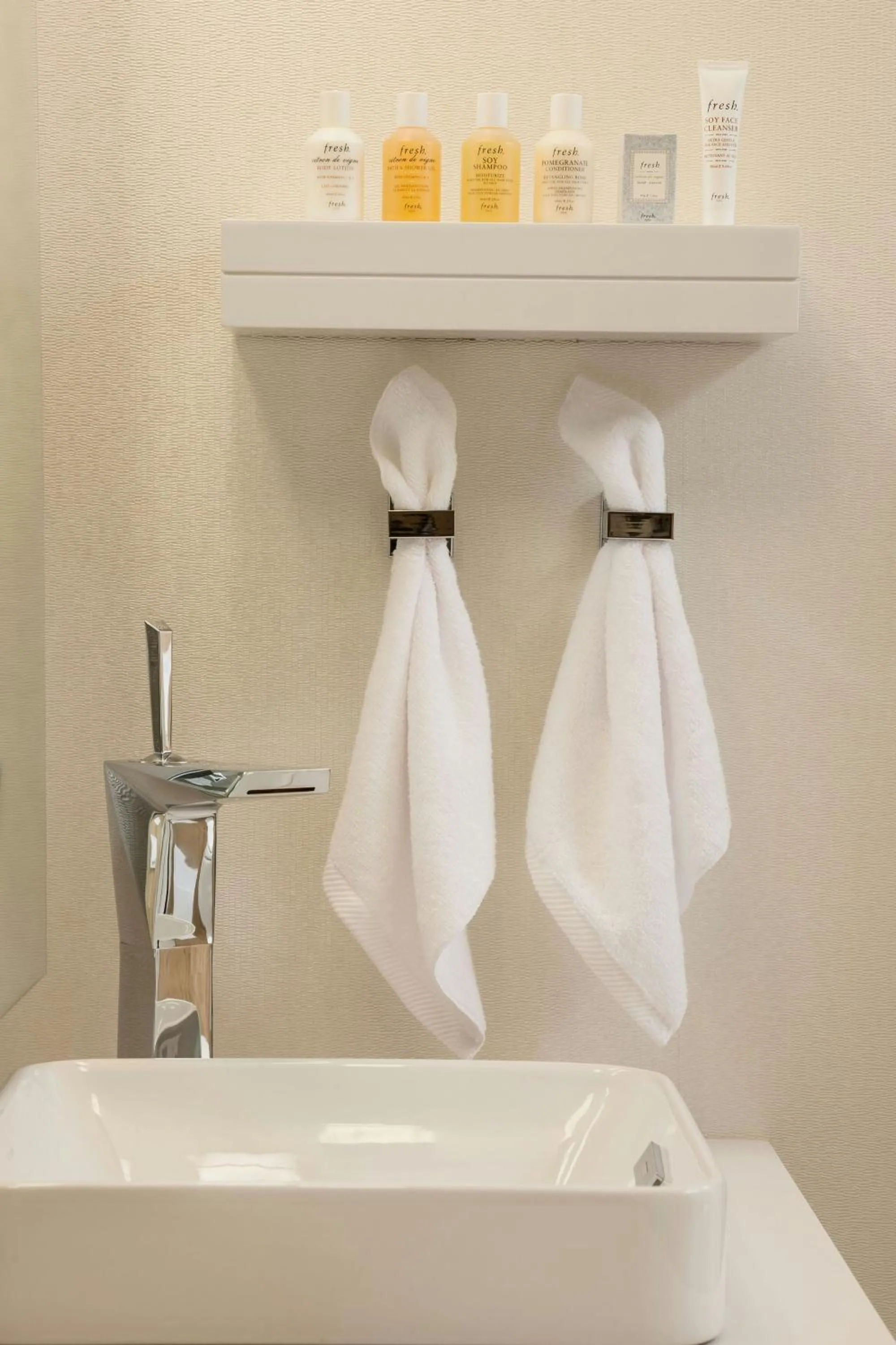 Bathroom in The Envoy Hotel, Autograph Collection