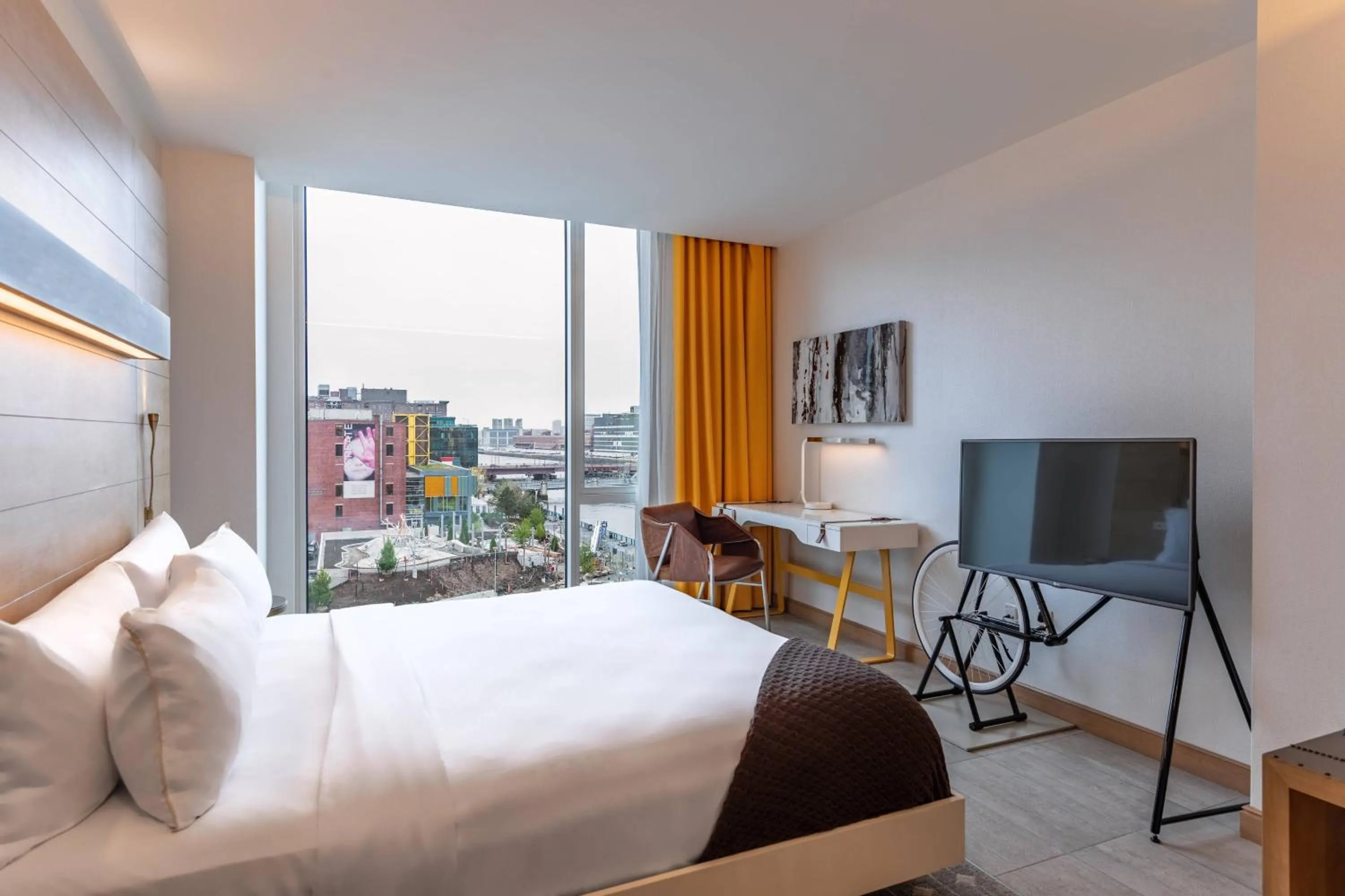 Photo of the whole room, Bed in The Envoy Hotel, Autograph Collection