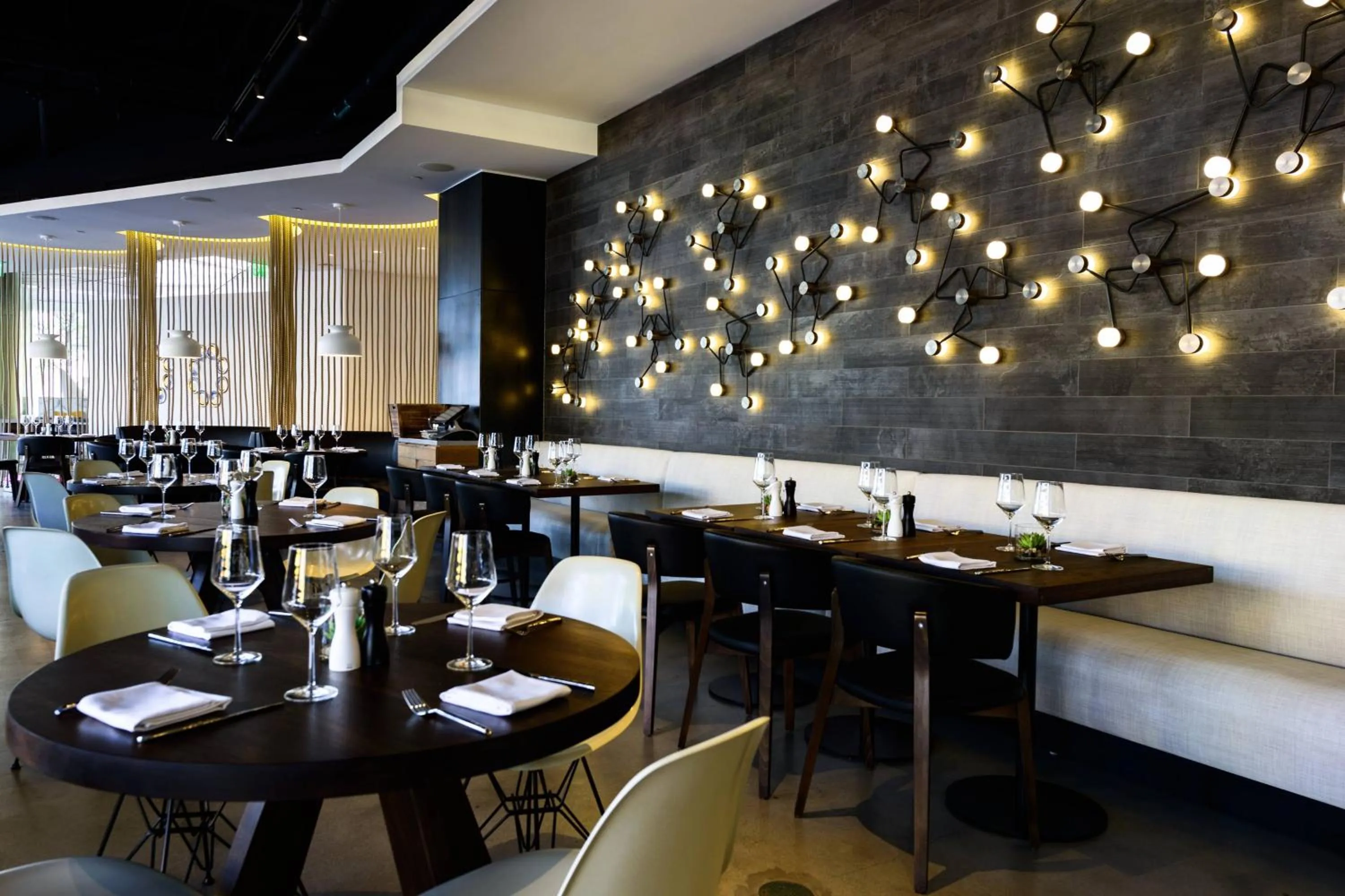 Lounge or bar in The Envoy Hotel, Autograph Collection