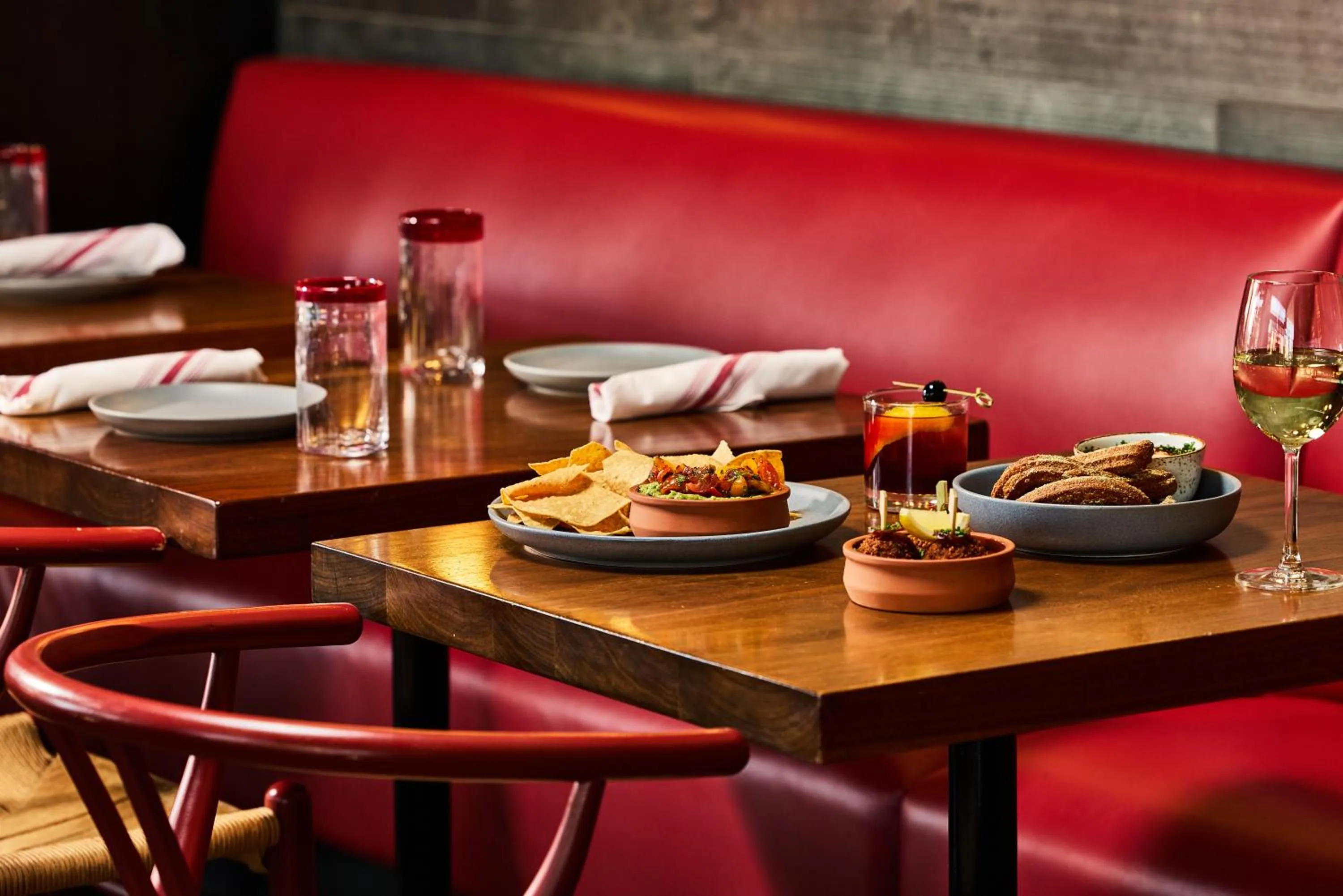 Restaurant/places to eat in The Envoy Hotel, Autograph Collection