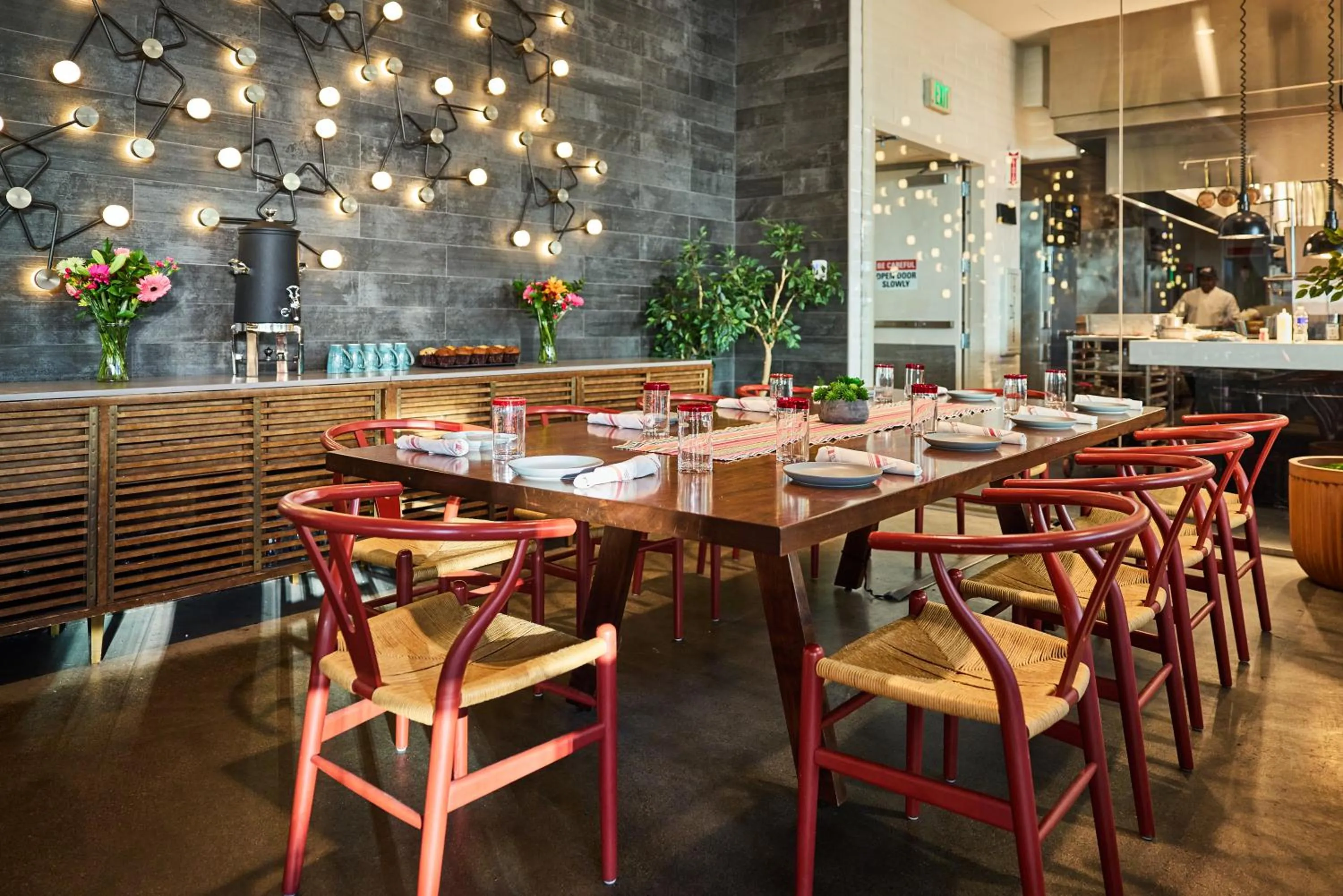 Restaurant/places to eat in The Envoy Hotel, Autograph Collection