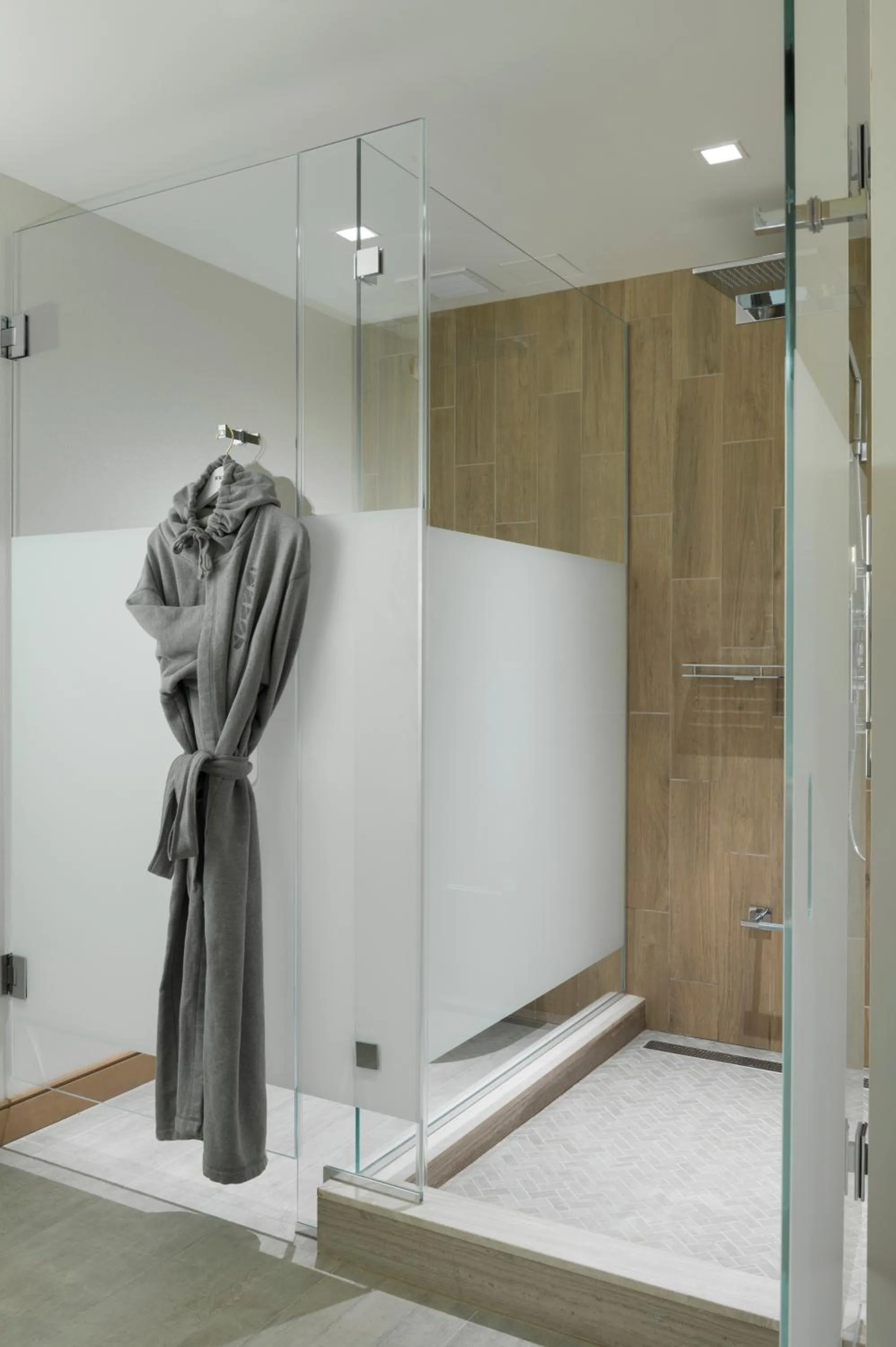Shower in The Envoy Hotel, Autograph Collection