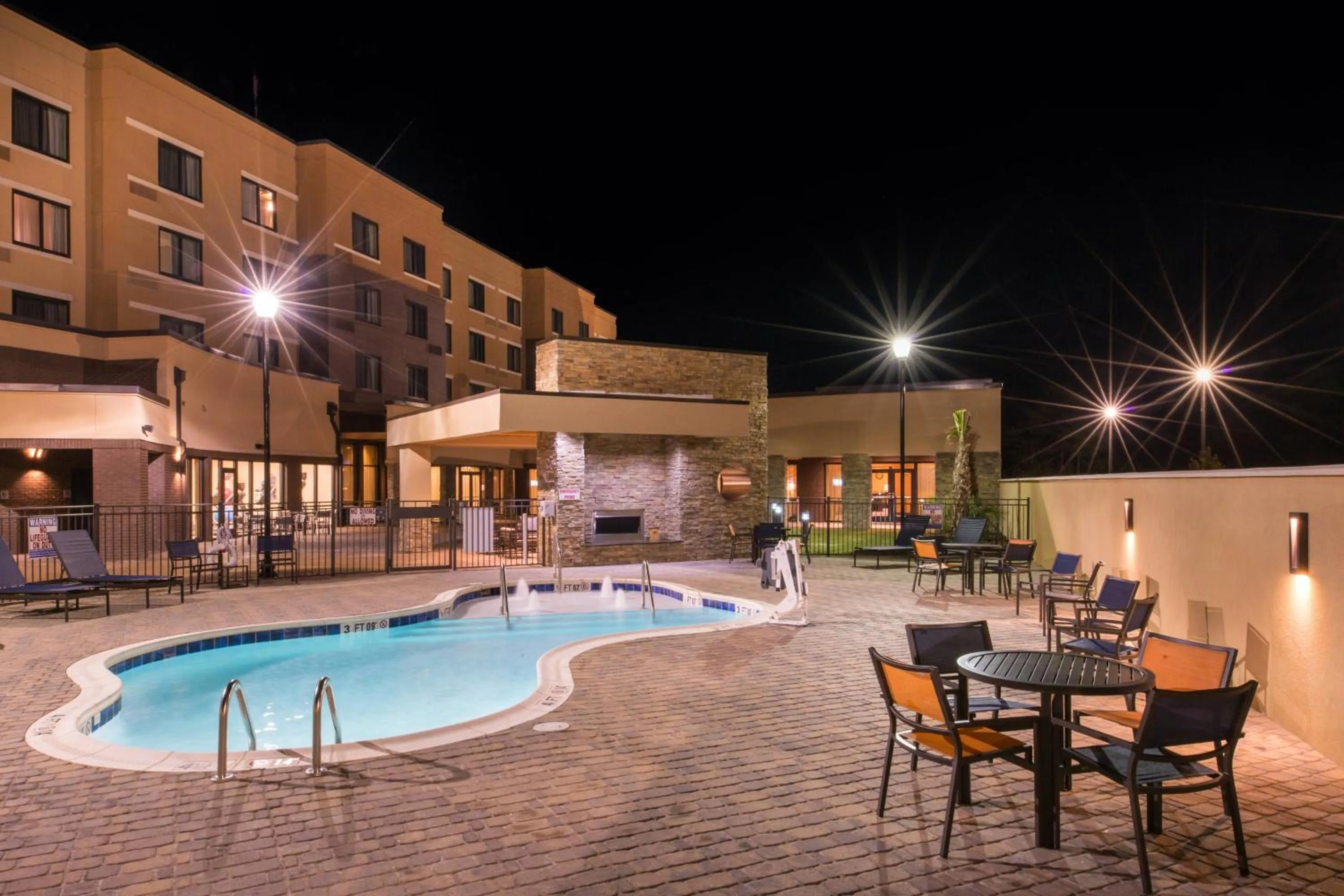 Swimming pool in Courtyard by Marriott Jacksonville