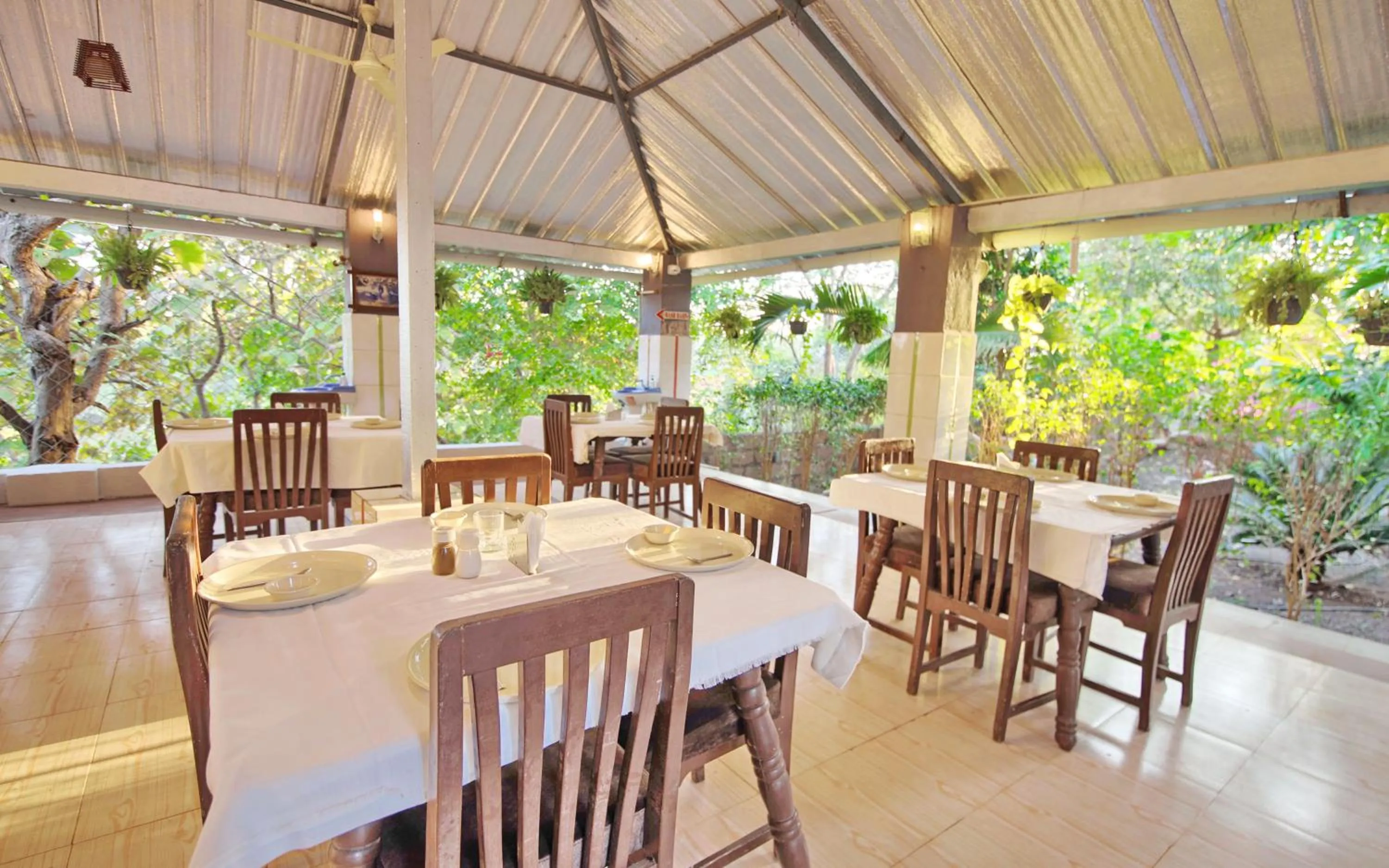Restaurant/places to eat in Anil Farms Gir Jungle Resort