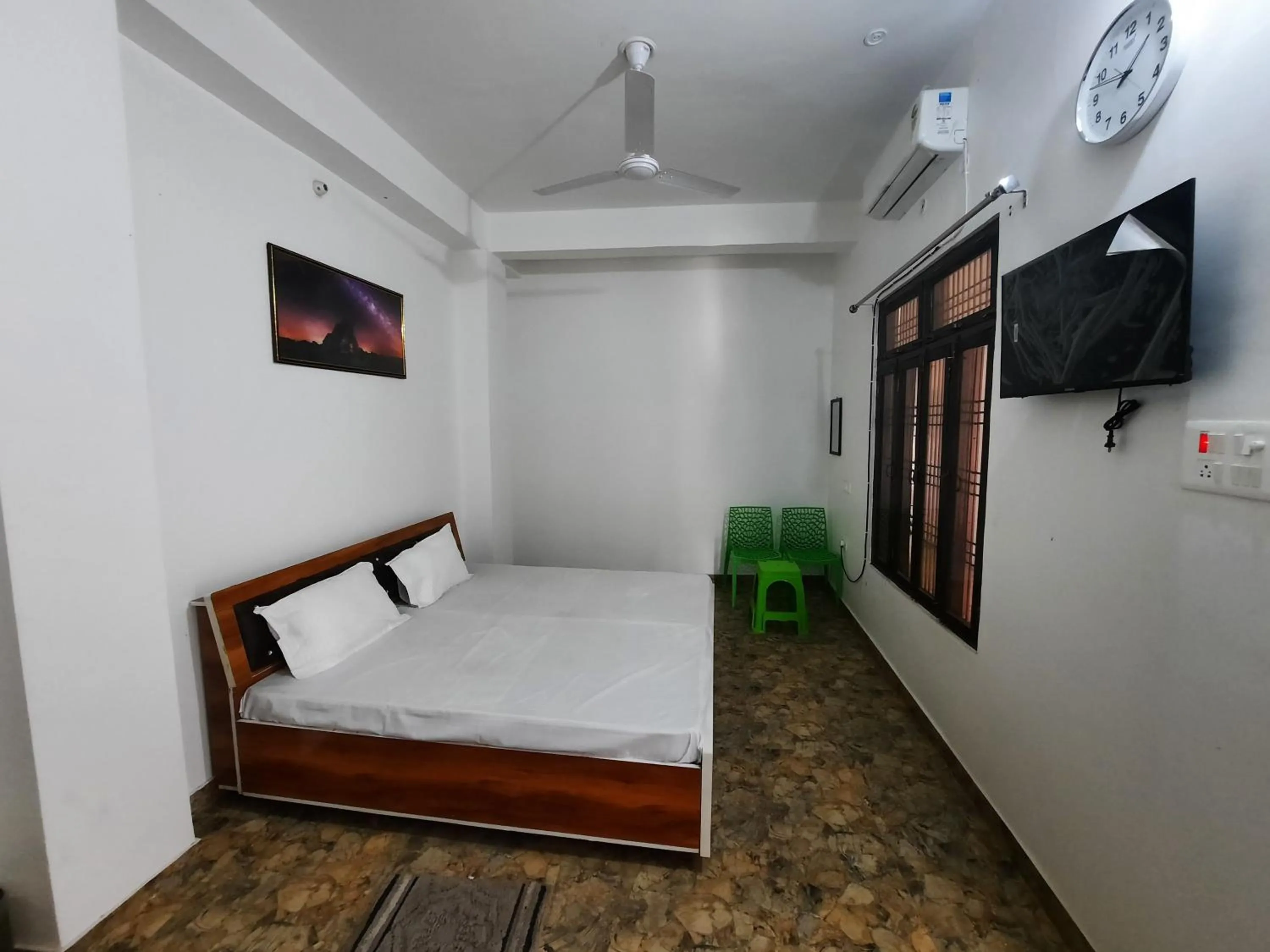 Bed in Hotel Mahan Inn