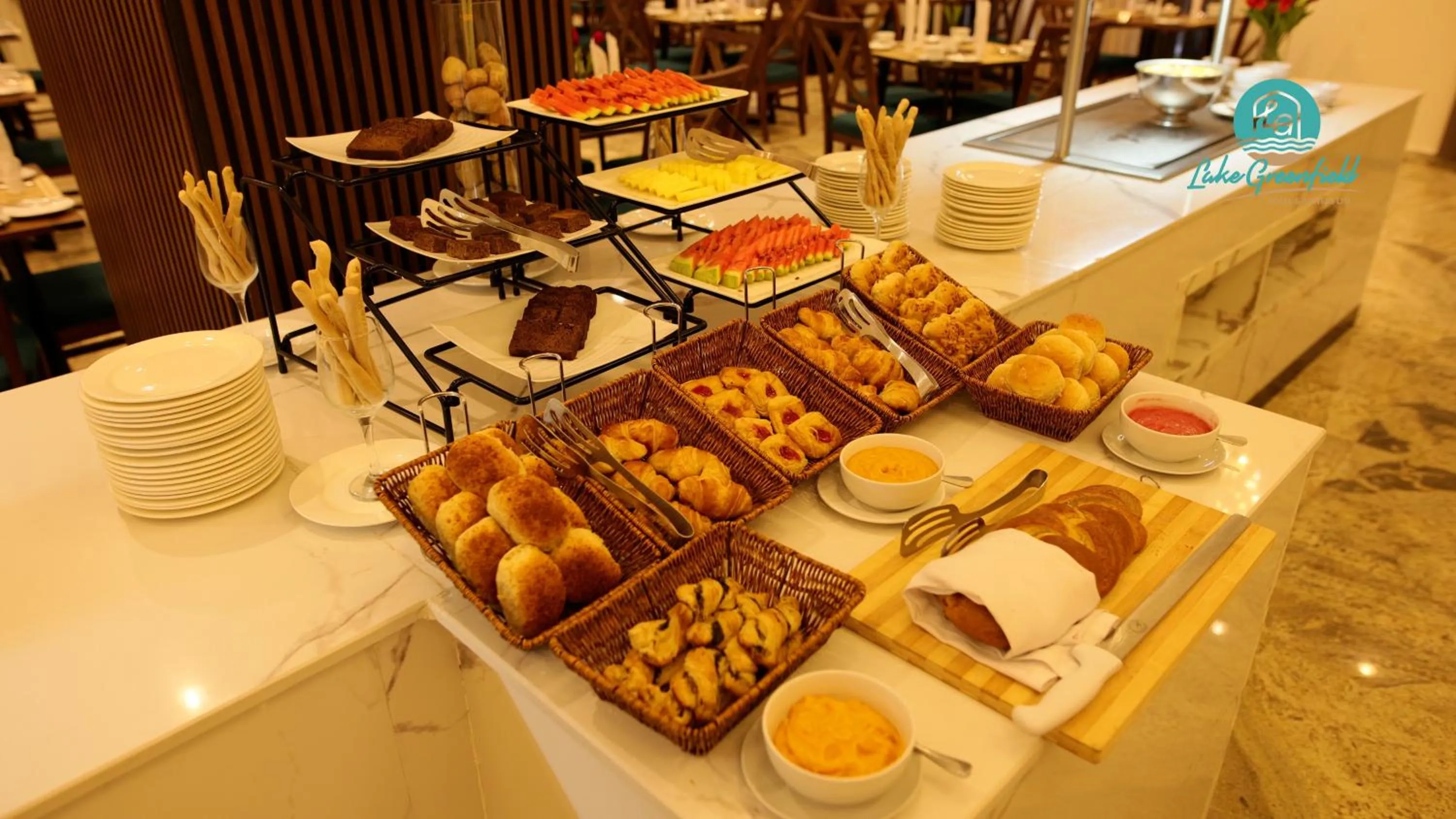 Restaurant/places to eat in Lake Greenfield Hotel and Towers