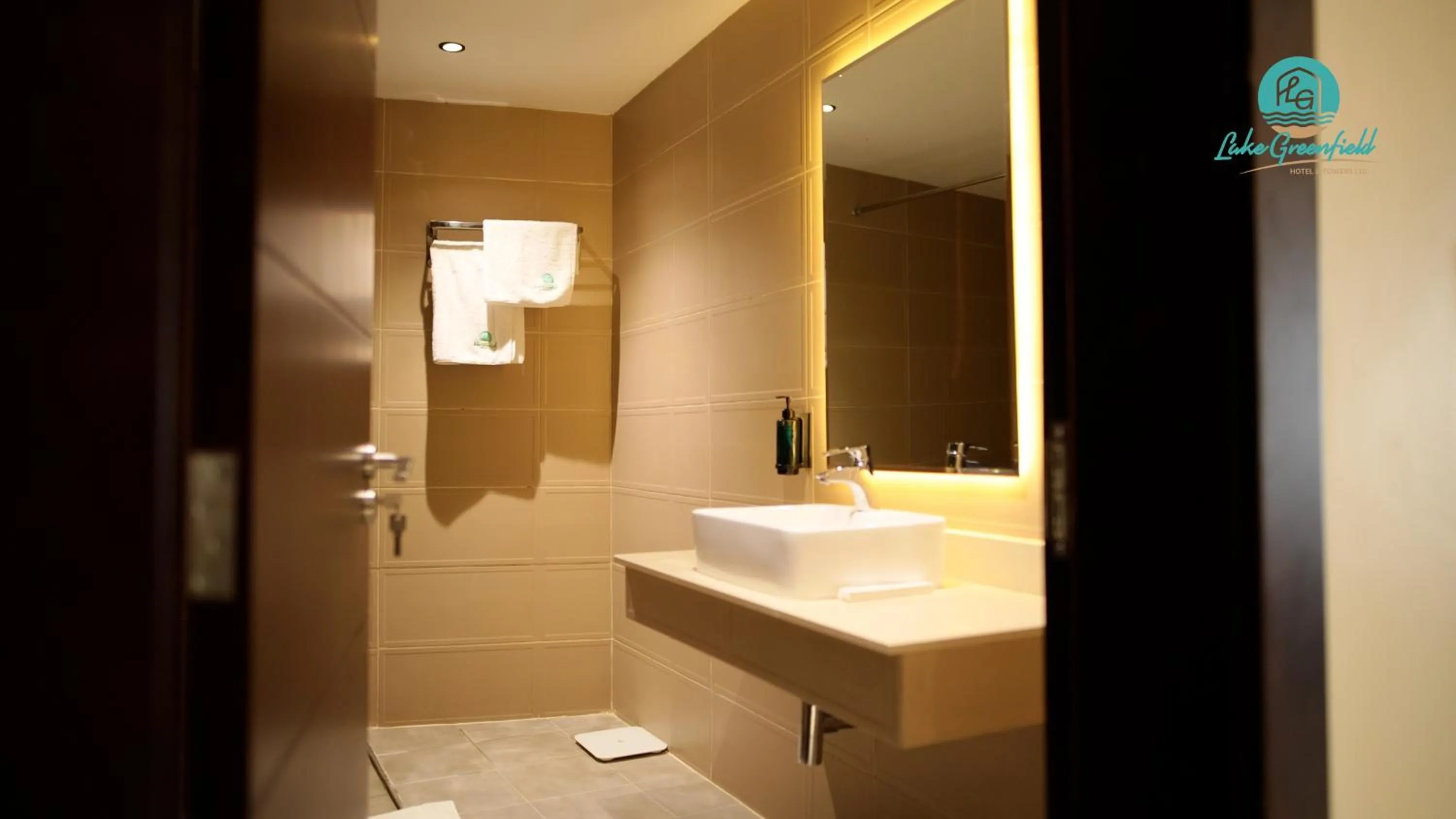 Shower in Lake Greenfield Hotel and Towers