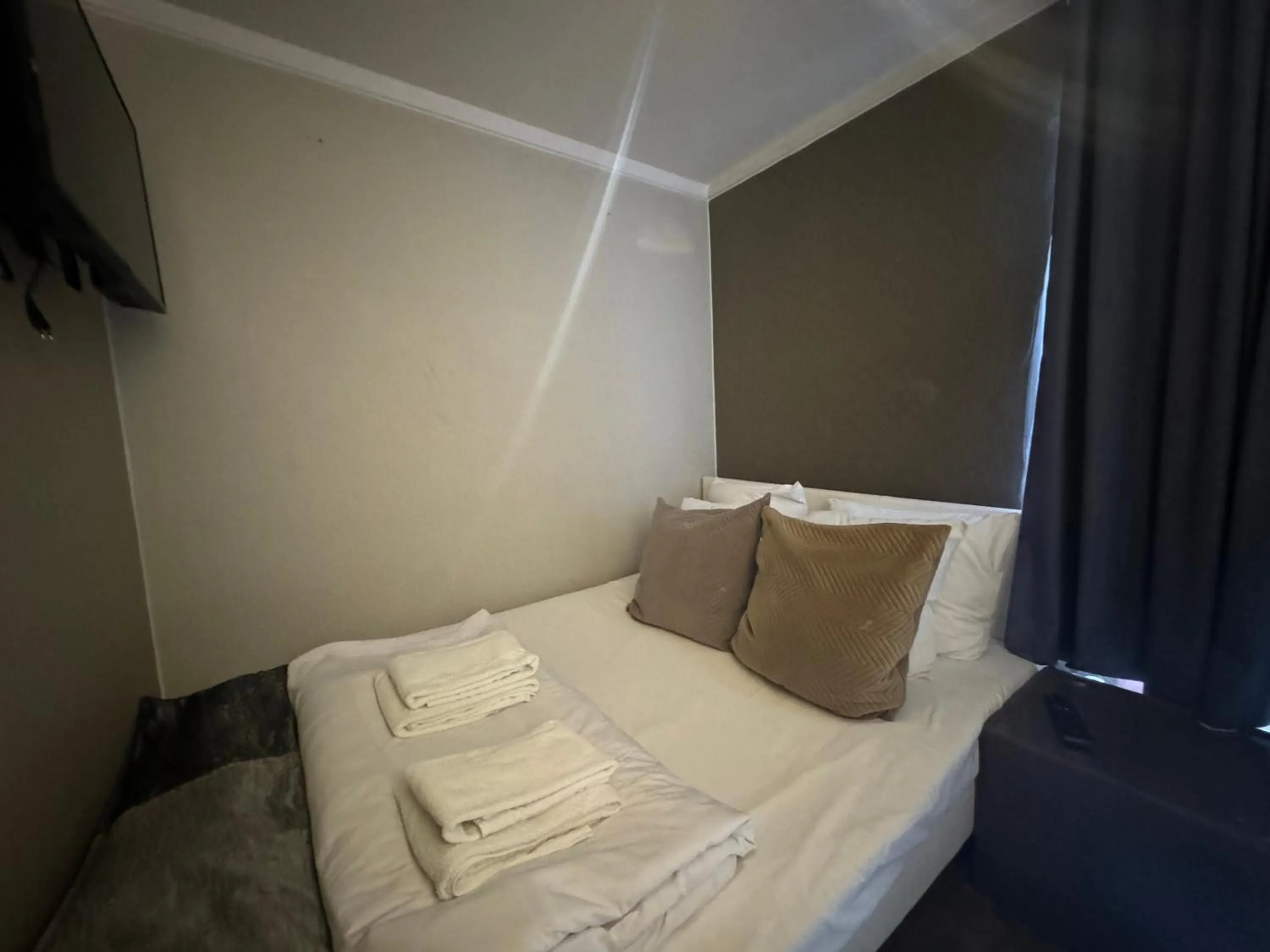 Bedroom, Bed in Hotel La Belle Vue