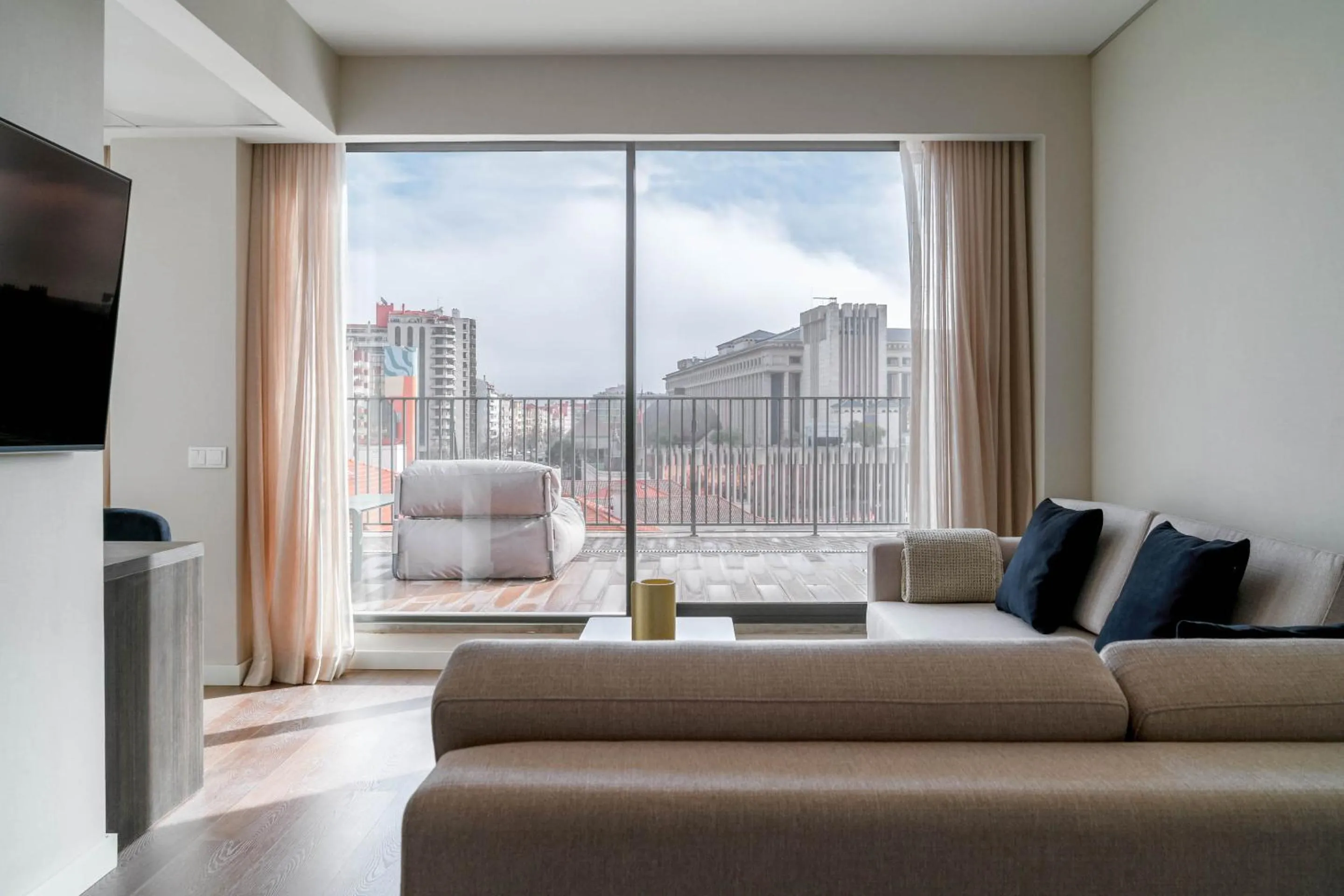 TV and multimedia in Limehome Lisbon Defensores de Chaves