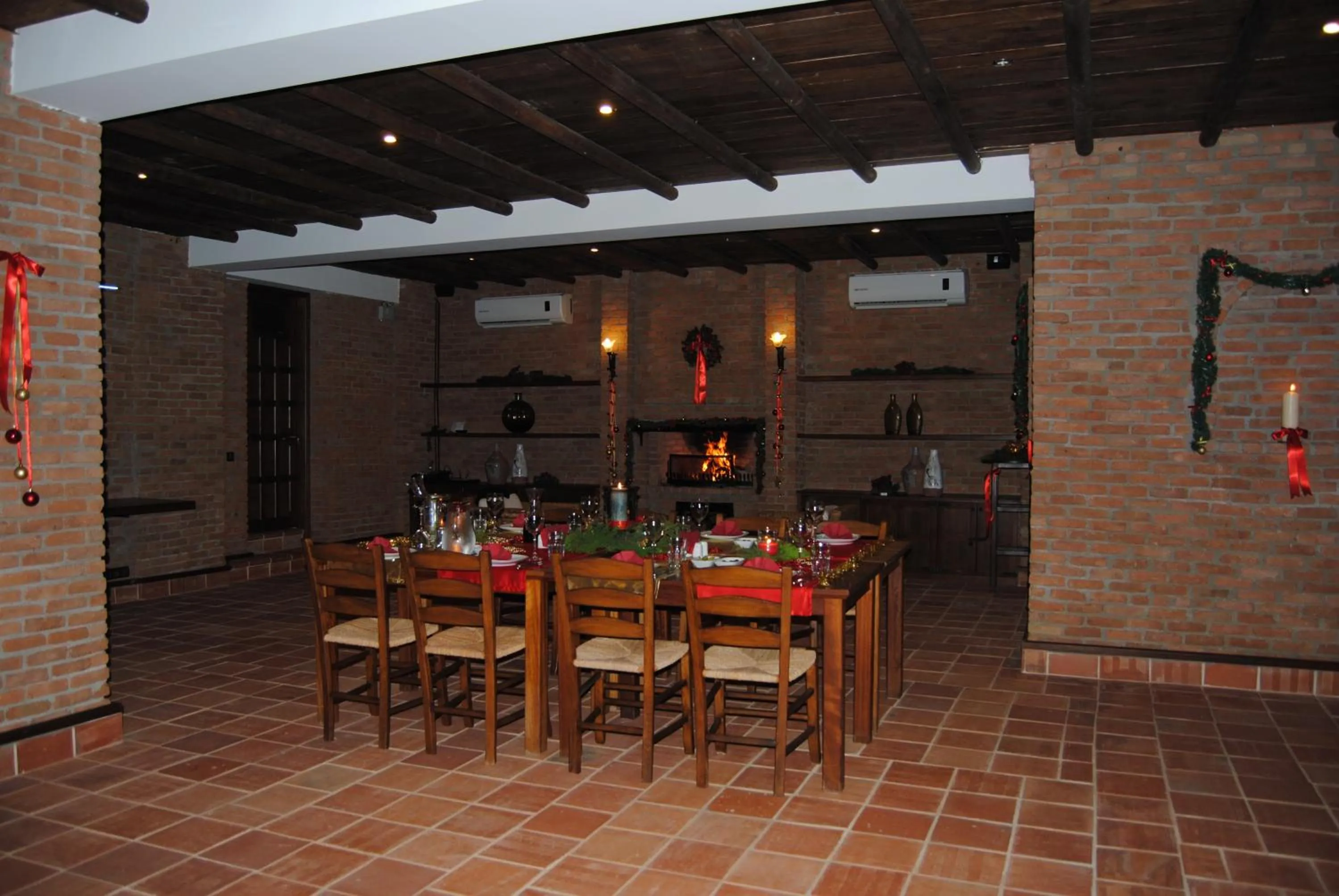 Restaurant/places to eat in El Vino Hotel & Suites