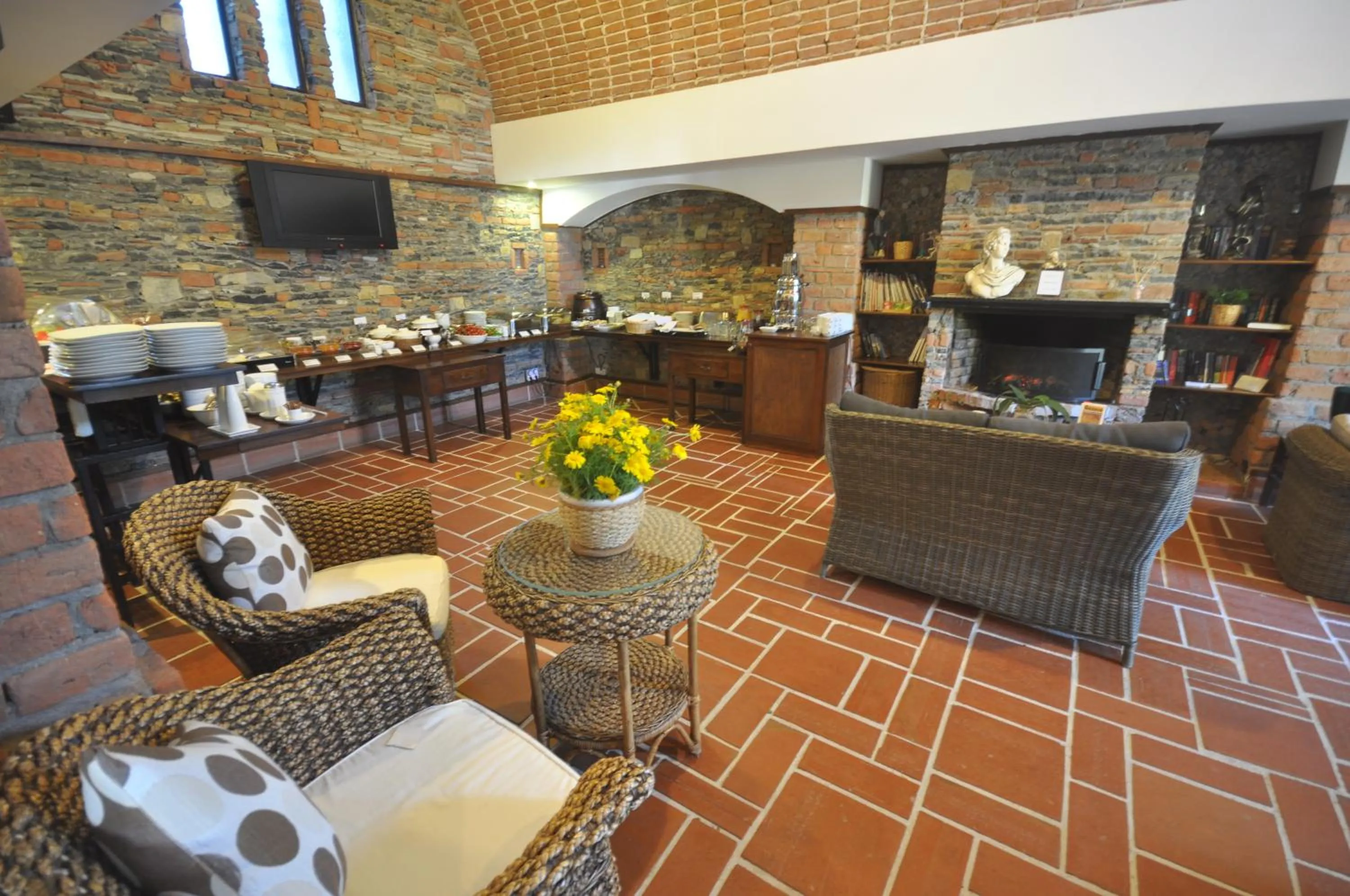 Restaurant/places to eat in El Vino Hotel & Suites