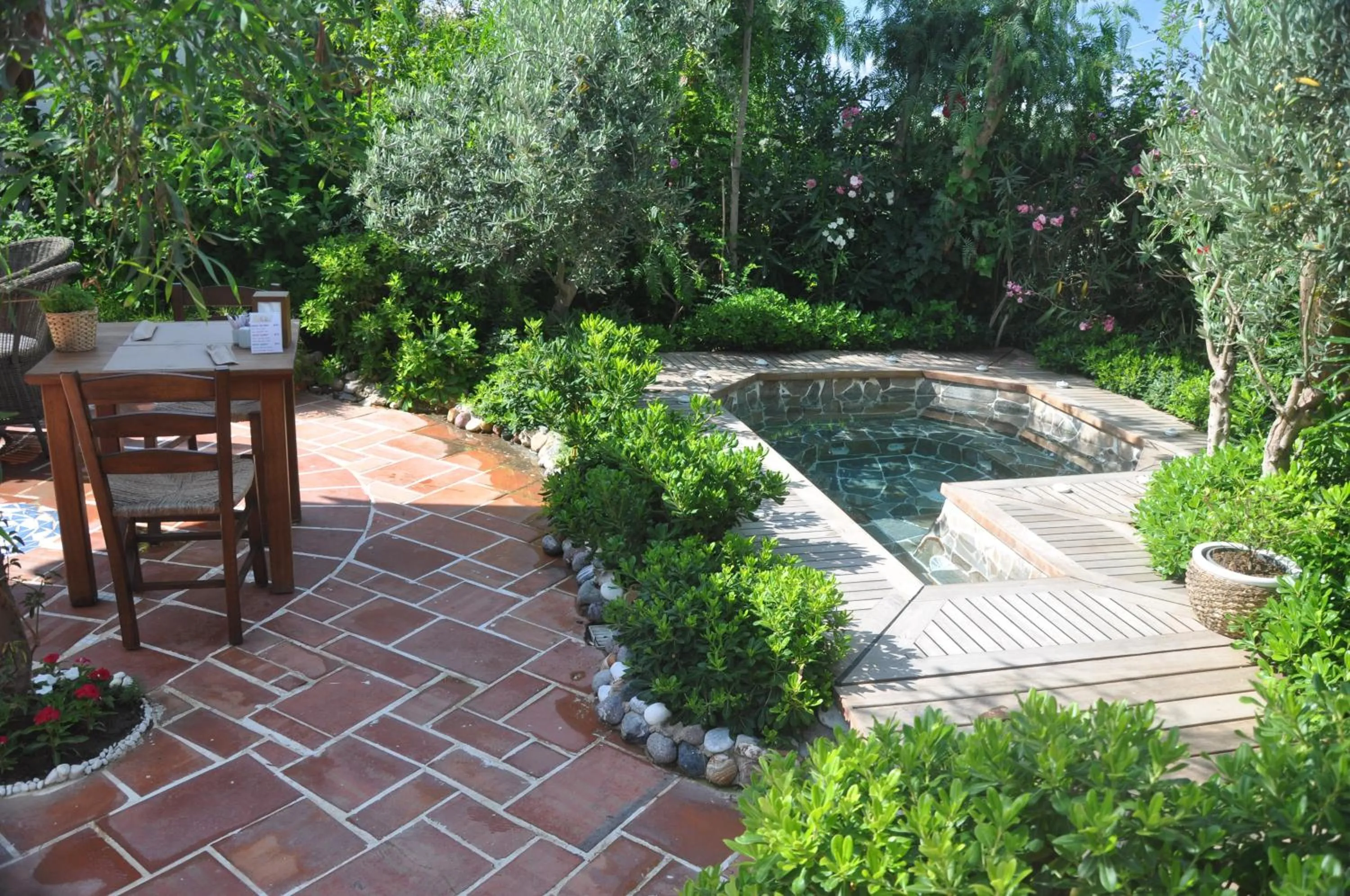 Hot Tub in El Vino Hotel & Suites