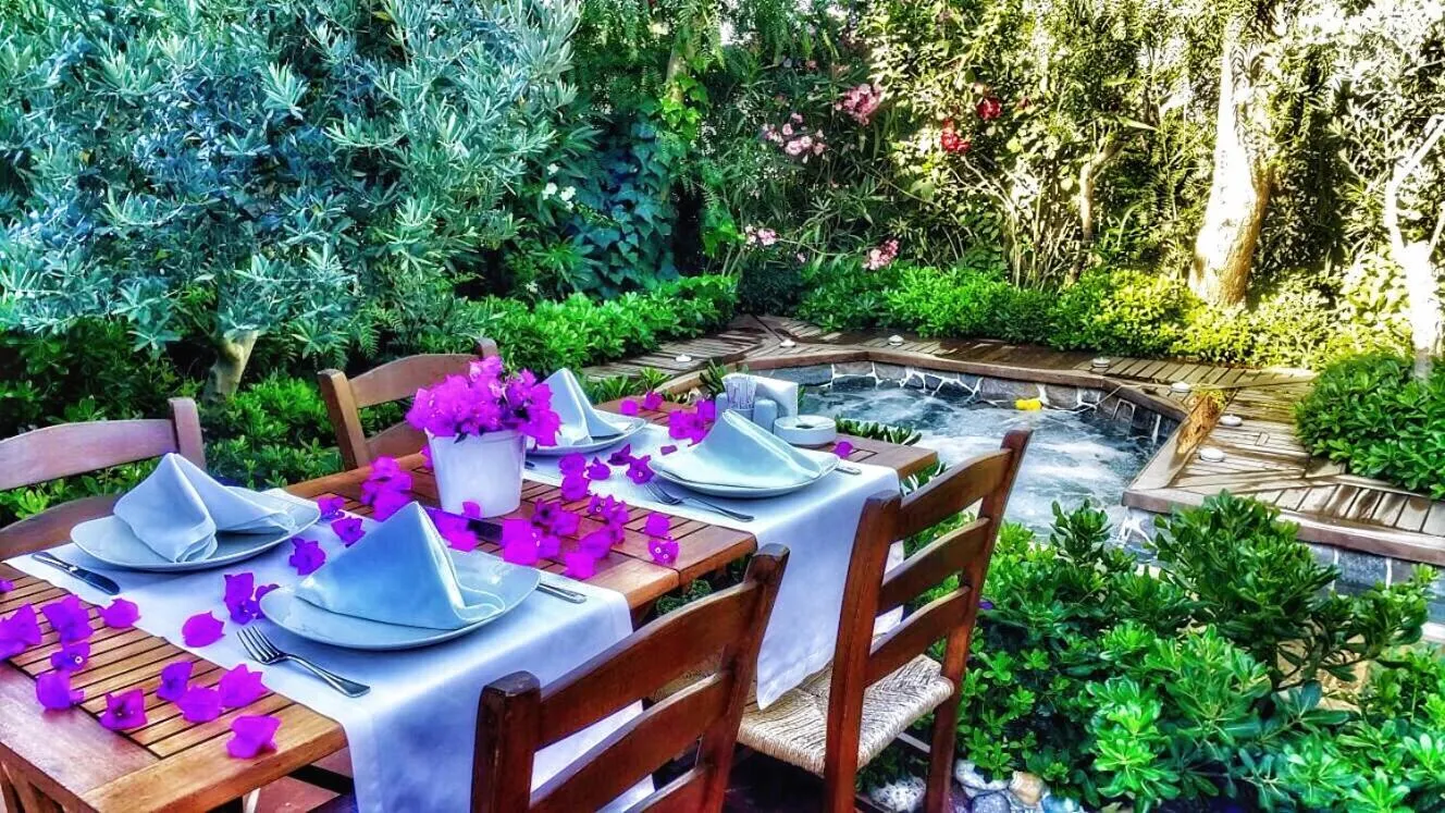 Restaurant/places to eat in El Vino Hotel & Suites