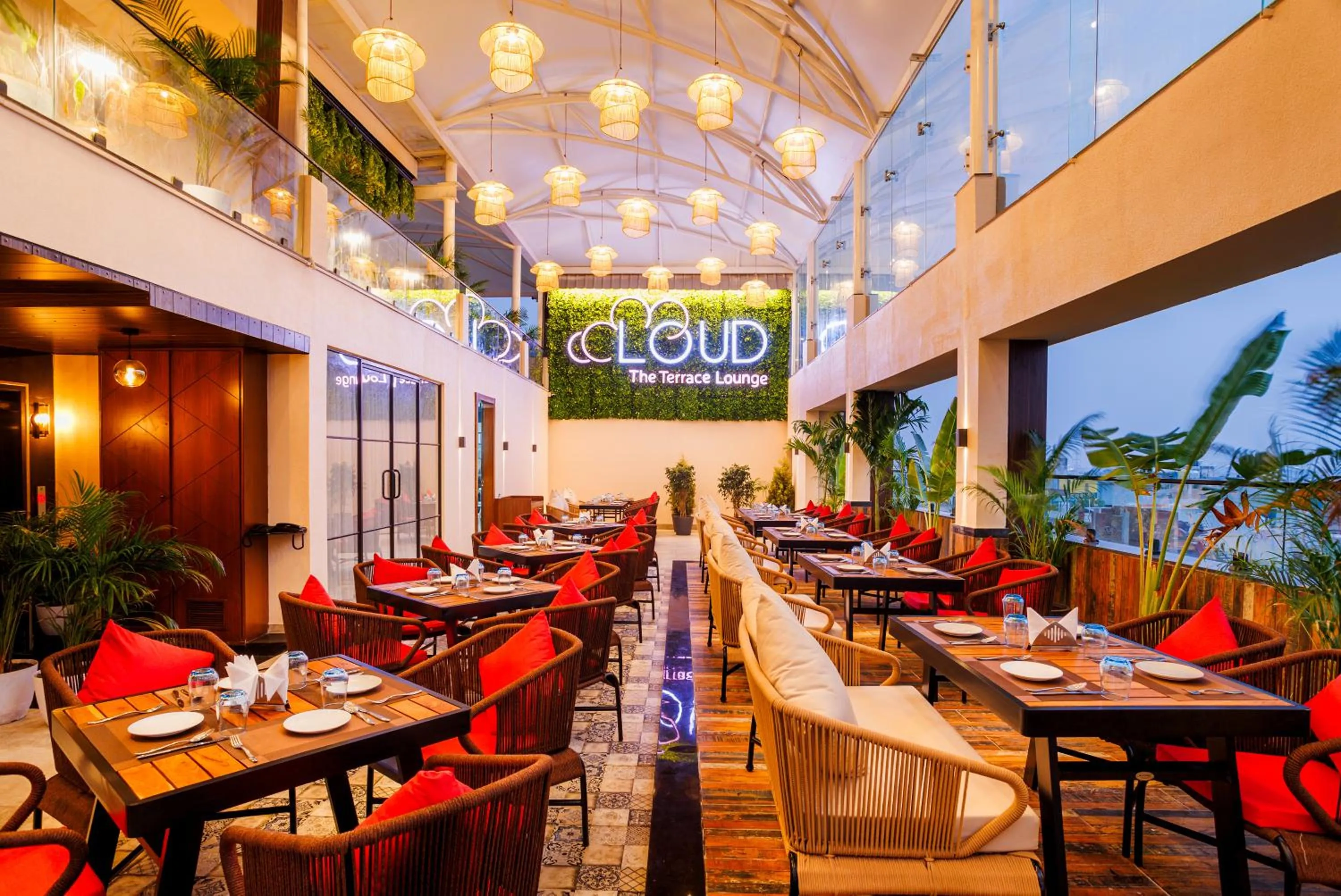 Restaurant/places to eat in Hotel Golden Aura