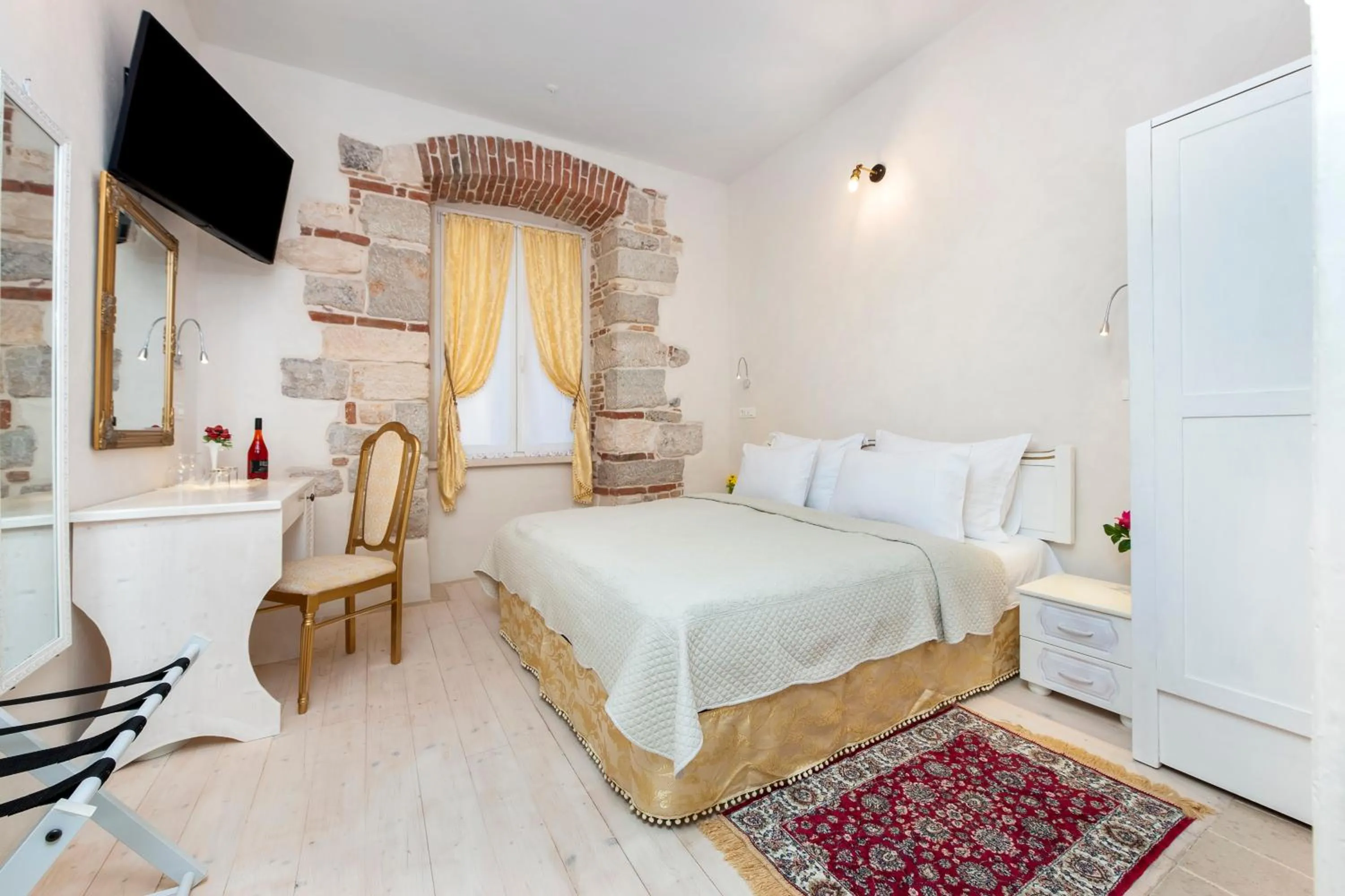 Photo of the whole room, Bed in The Palace RoomS