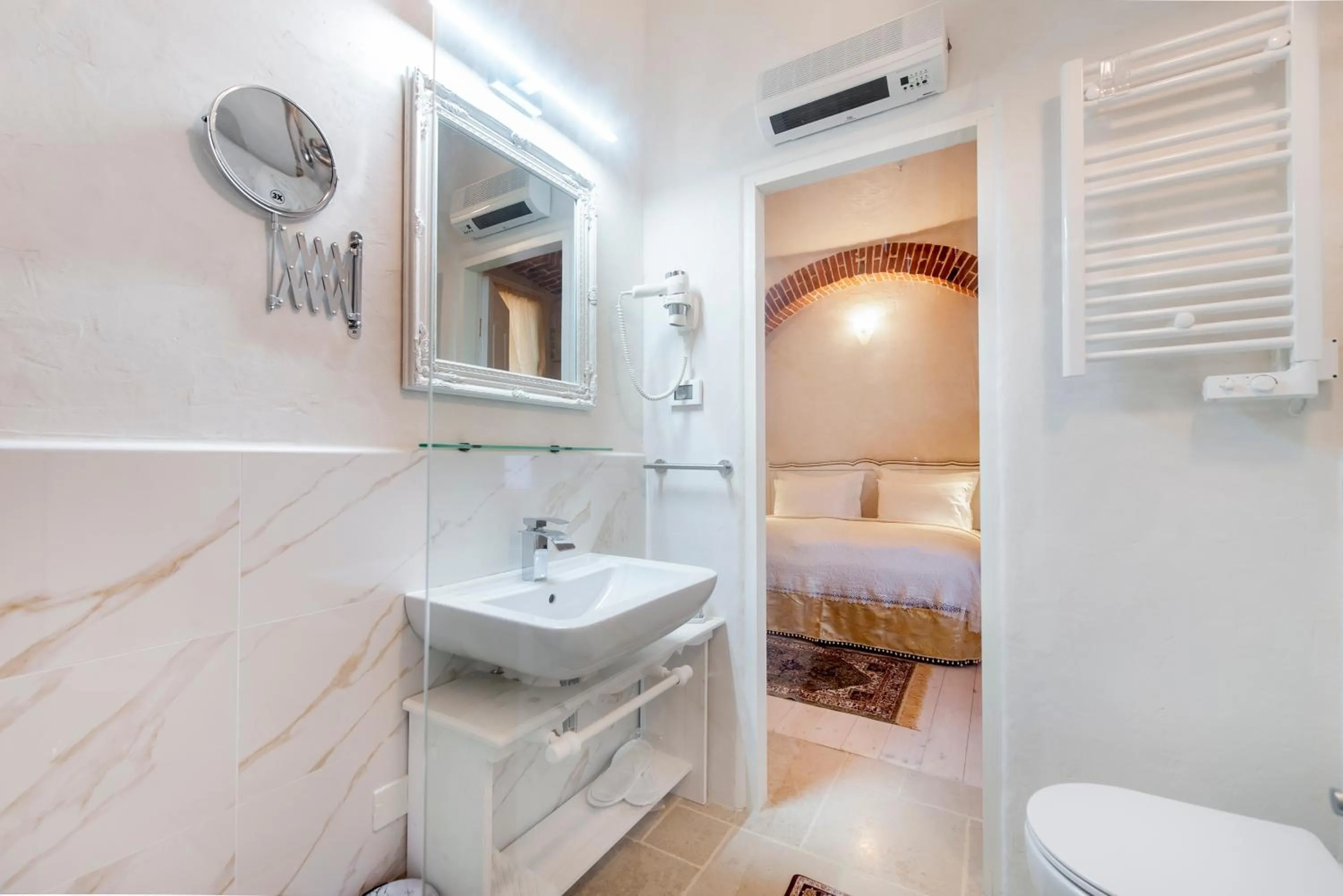 Bathroom, Bed in The Palace RoomS