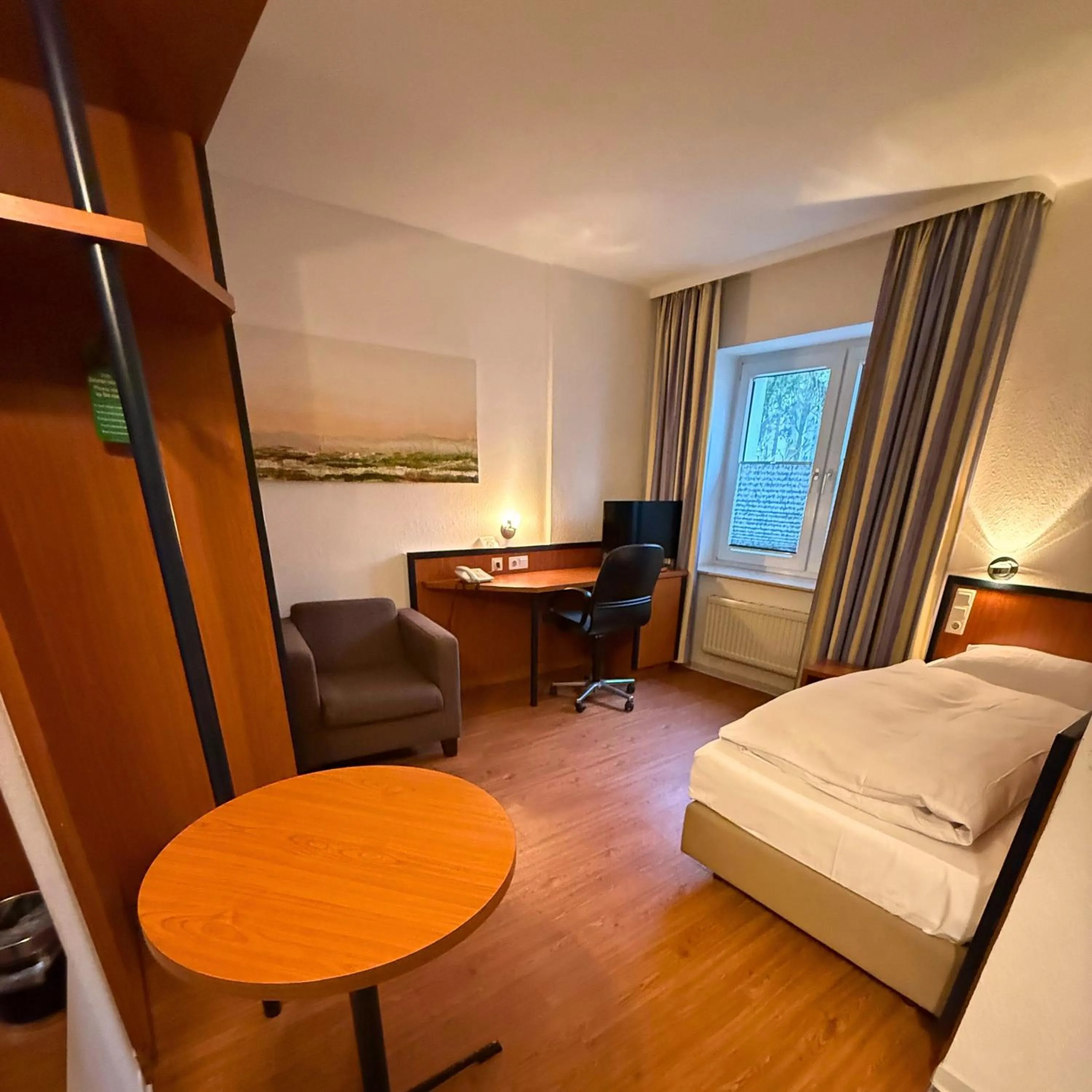 Photo of the whole room, Bed in Keyless Boardinghouse