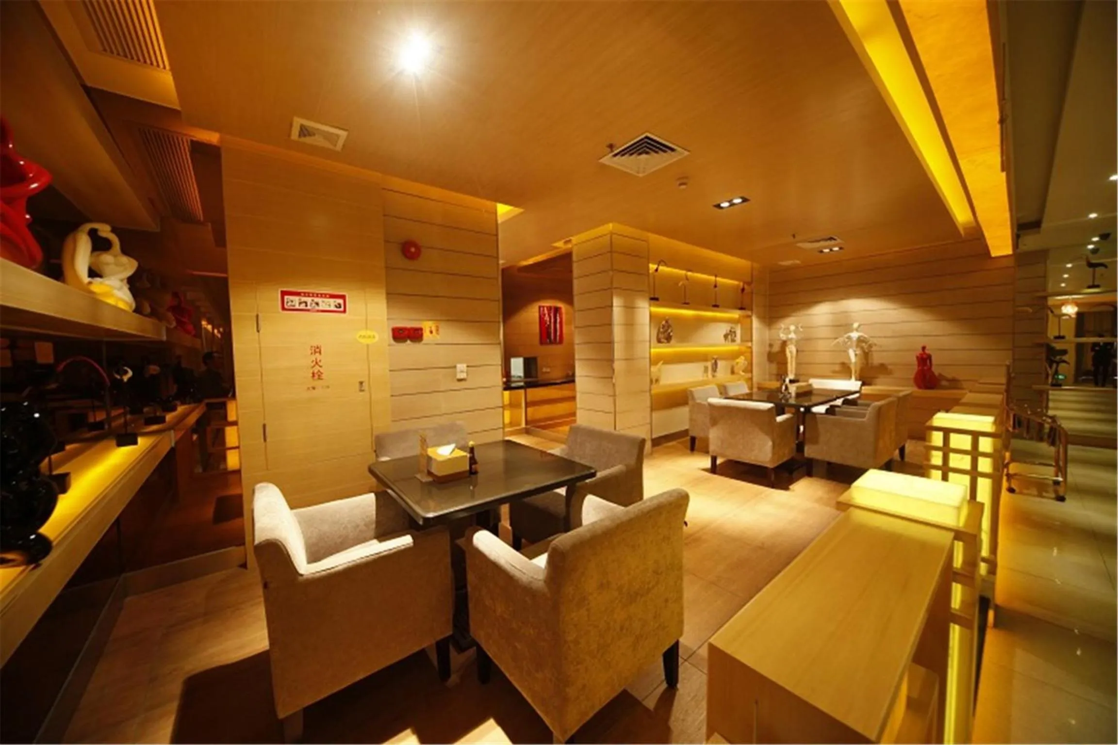 Communal lounge/ TV room in Foshan Royal Prince Hotel