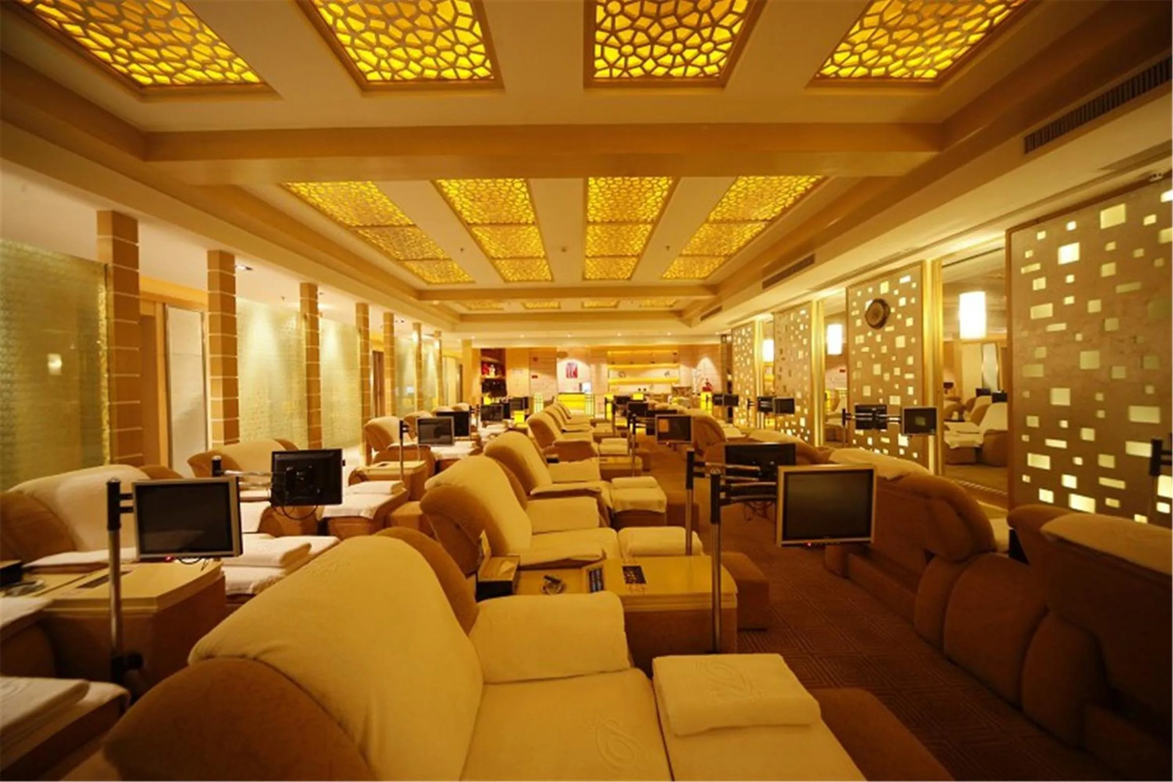 Communal lounge/ TV room in Foshan Royal Prince Hotel