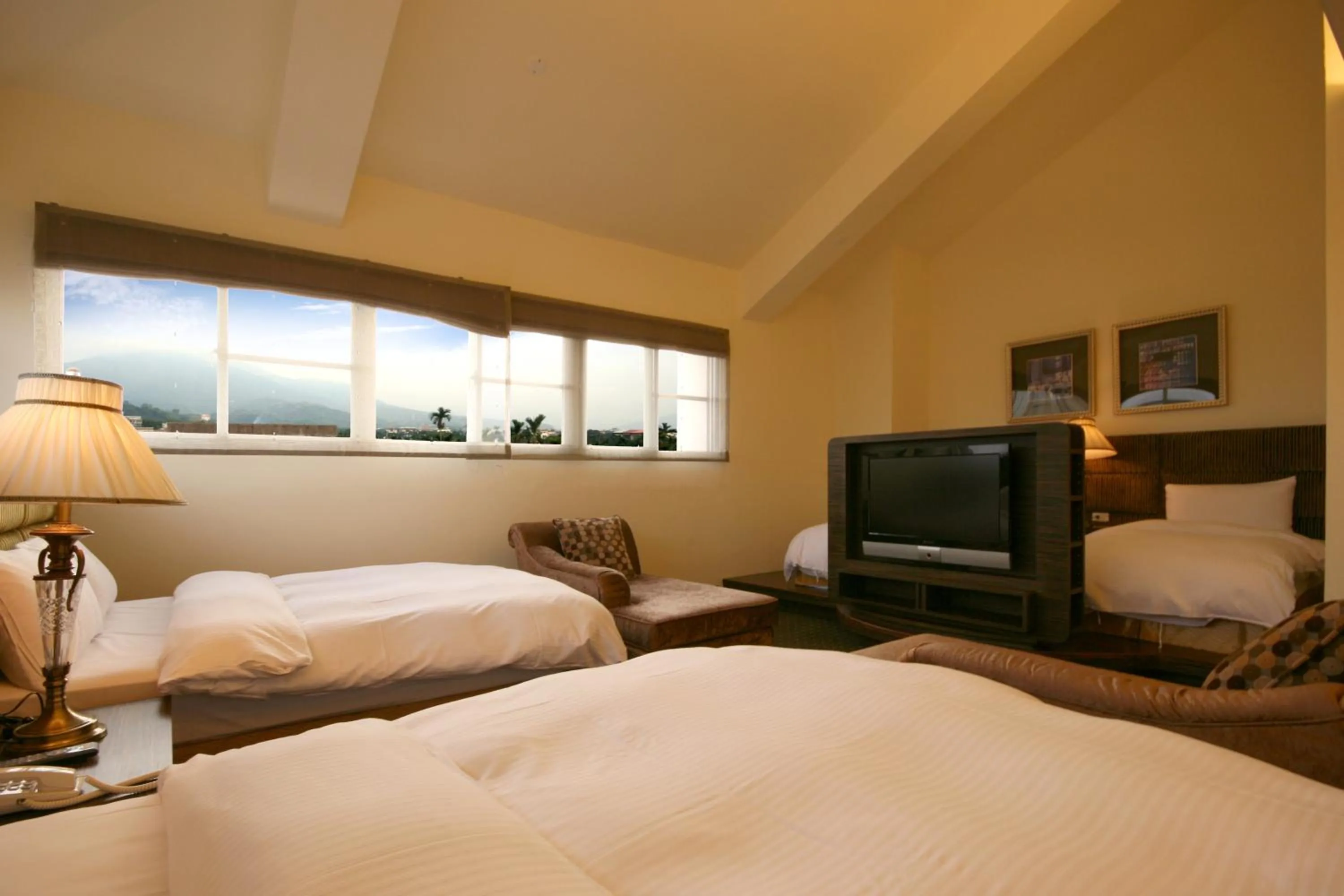 Photo of the whole room, Bed in Mountain Fish Water Hotel